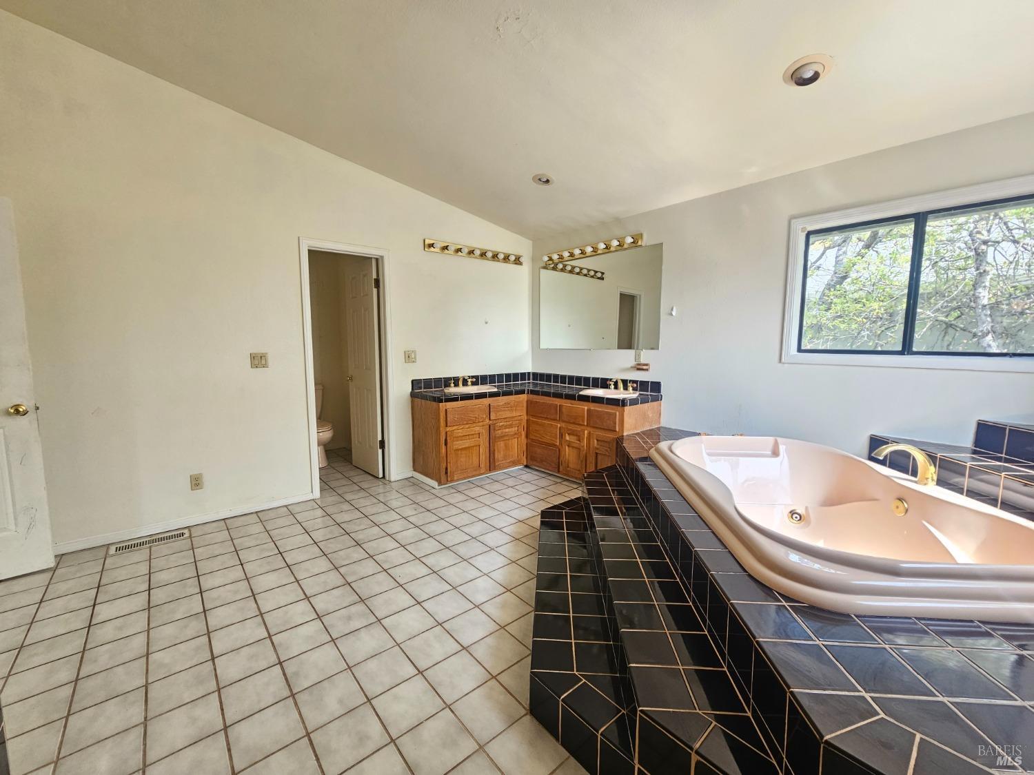 Detail Gallery Image 22 of 55 For 18834 Deer Hill Rd, Hidden Valley Lake,  CA 95467 - 4 Beds | 2/2 Baths