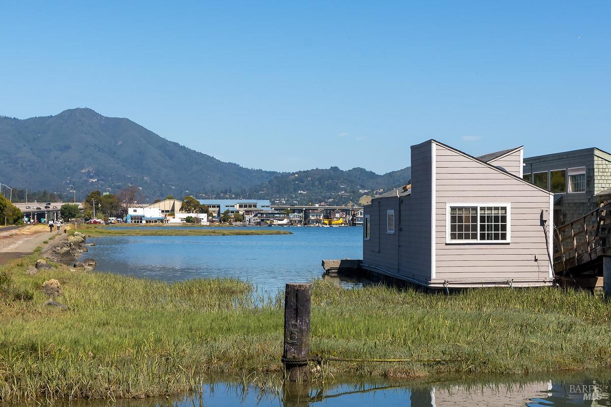 Detail Gallery Image 1 of 15 For 2 Gate 6 1/2 Rd, Sausalito,  CA 94965 - 1 Beds | 1 Baths