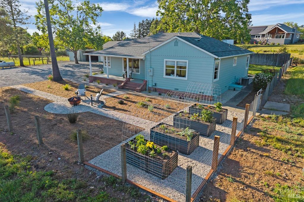 Detail Gallery Image 2 of 49 For 1021 Milk Barn Rd, Healdsburg,  CA 95448 - 3 Beds | 1 Baths