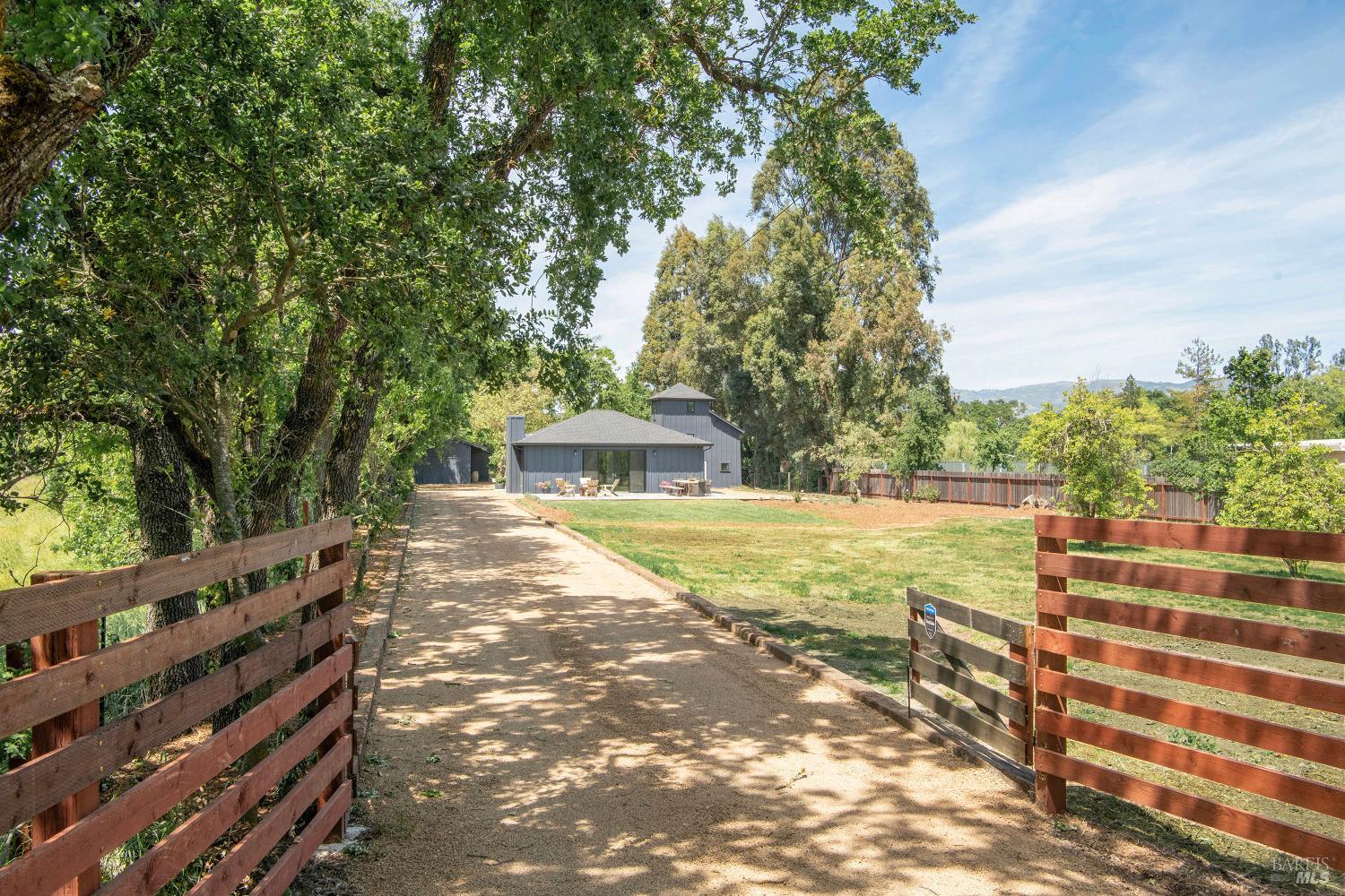 Detail Gallery Image 3 of 50 For 1575 Felder Rd, Sonoma,  CA 95476 - 2 Beds | 3 Baths