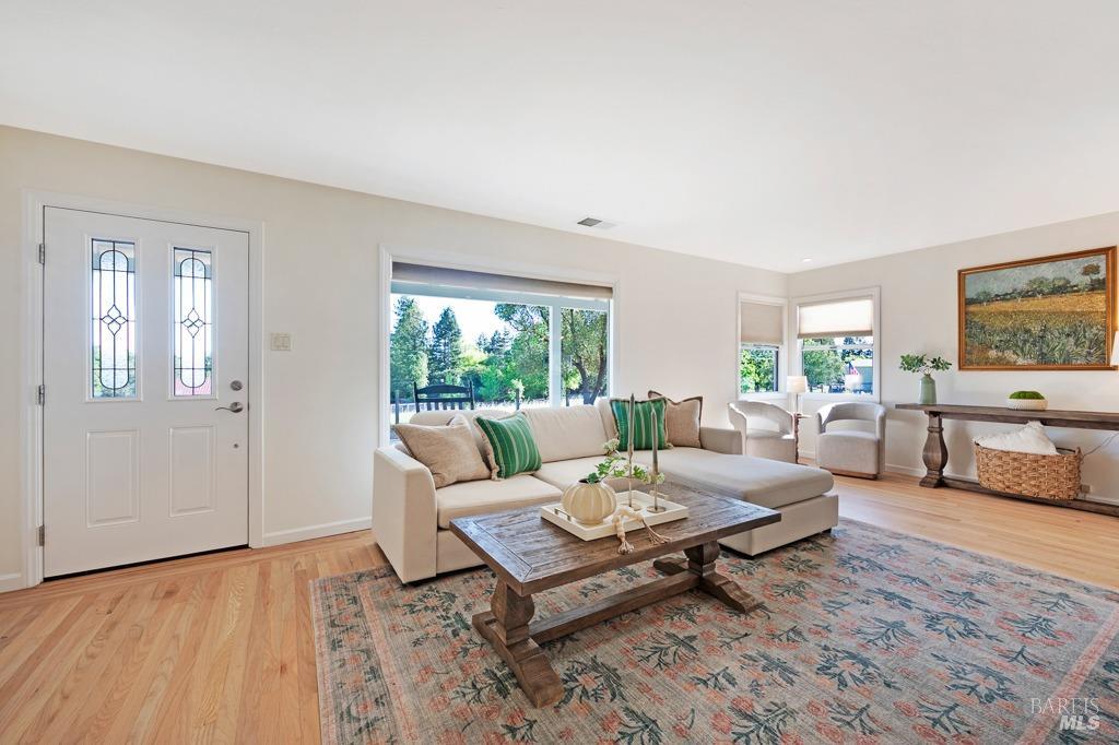 Detail Gallery Image 13 of 49 For 1021 Milk Barn Rd, Healdsburg,  CA 95448 - 3 Beds | 1 Baths