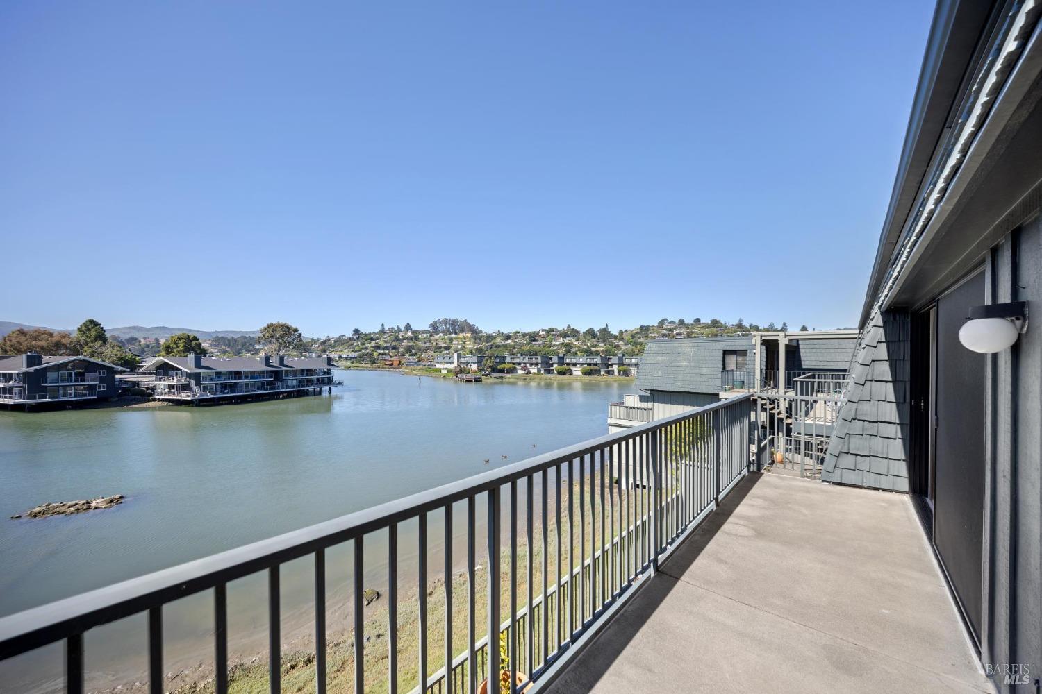 Detail Gallery Image 4 of 33 For 8 Greenwood Cove Dr #B,  Tiburon,  CA 94920 - 3 Beds | 2/1 Baths