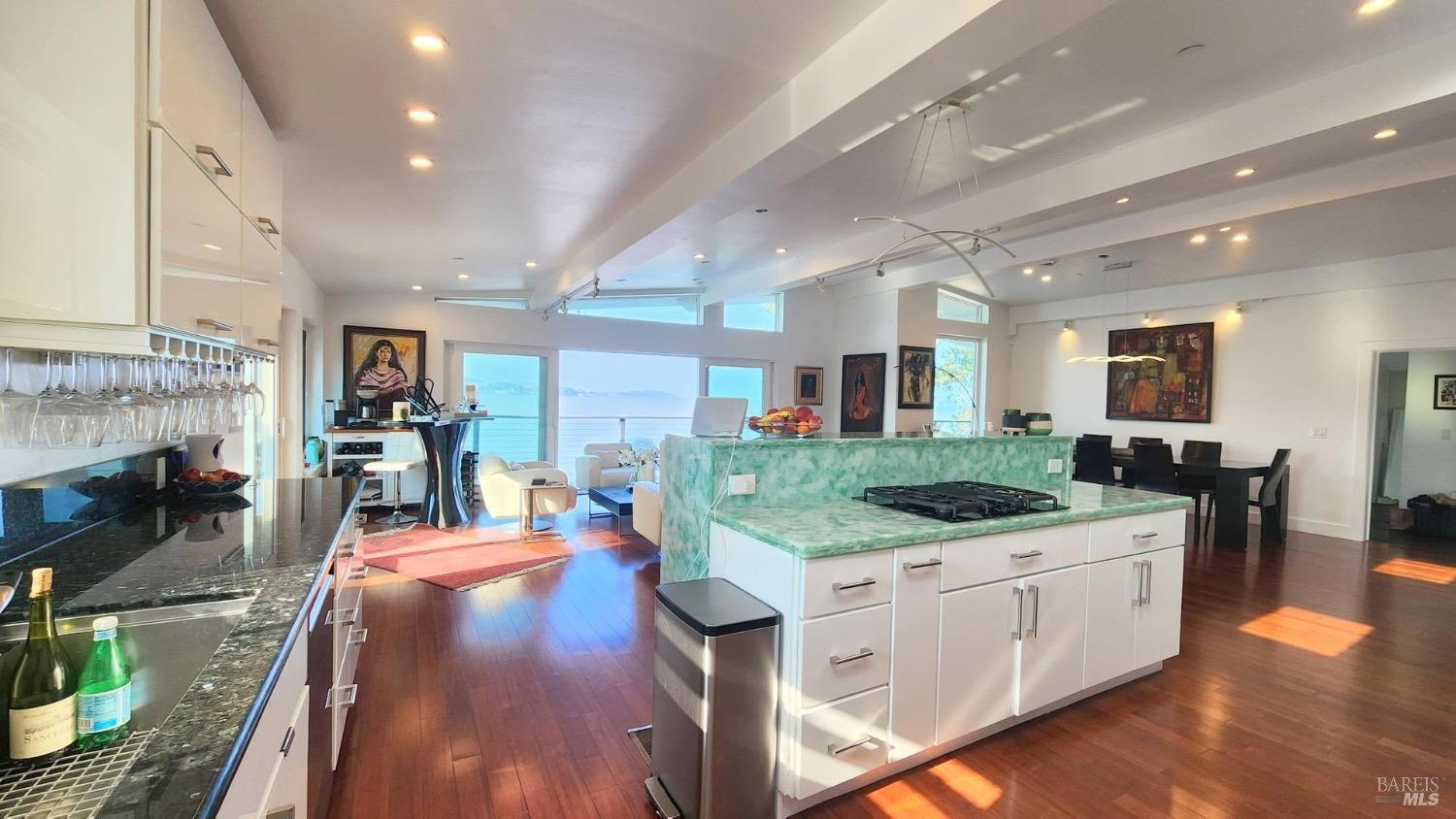Detail Gallery Image 4 of 10 For 5148 E Paradise Dr, Corte Madera,  CA 94925 - 5 Beds | 4/1 Baths