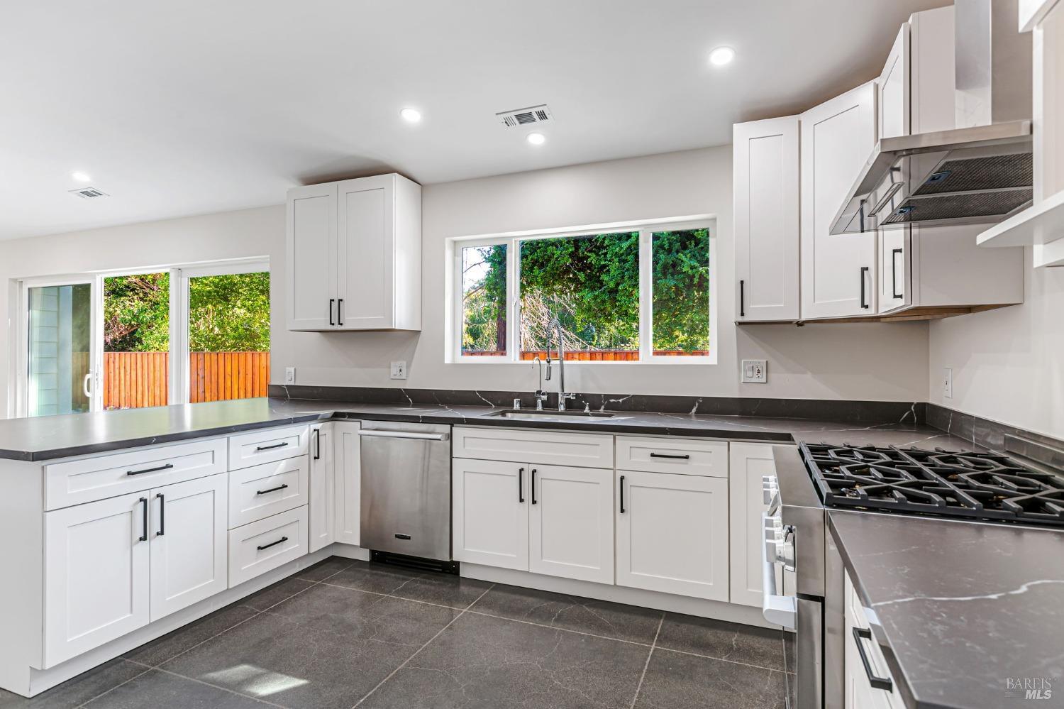 Detail Gallery Image 6 of 45 For 140 Lobo Vista Unkn, Novato,  CA 94947 - 3 Beds | 2/1 Baths