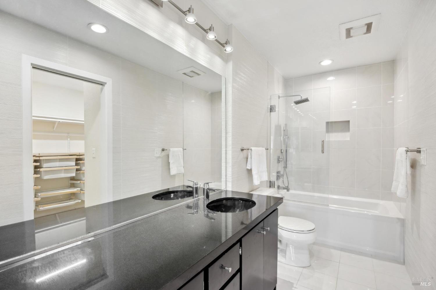 Detail Gallery Image 18 of 33 For 8 Greenwood Cove Dr #B,  Tiburon,  CA 94920 - 3 Beds | 2/1 Baths