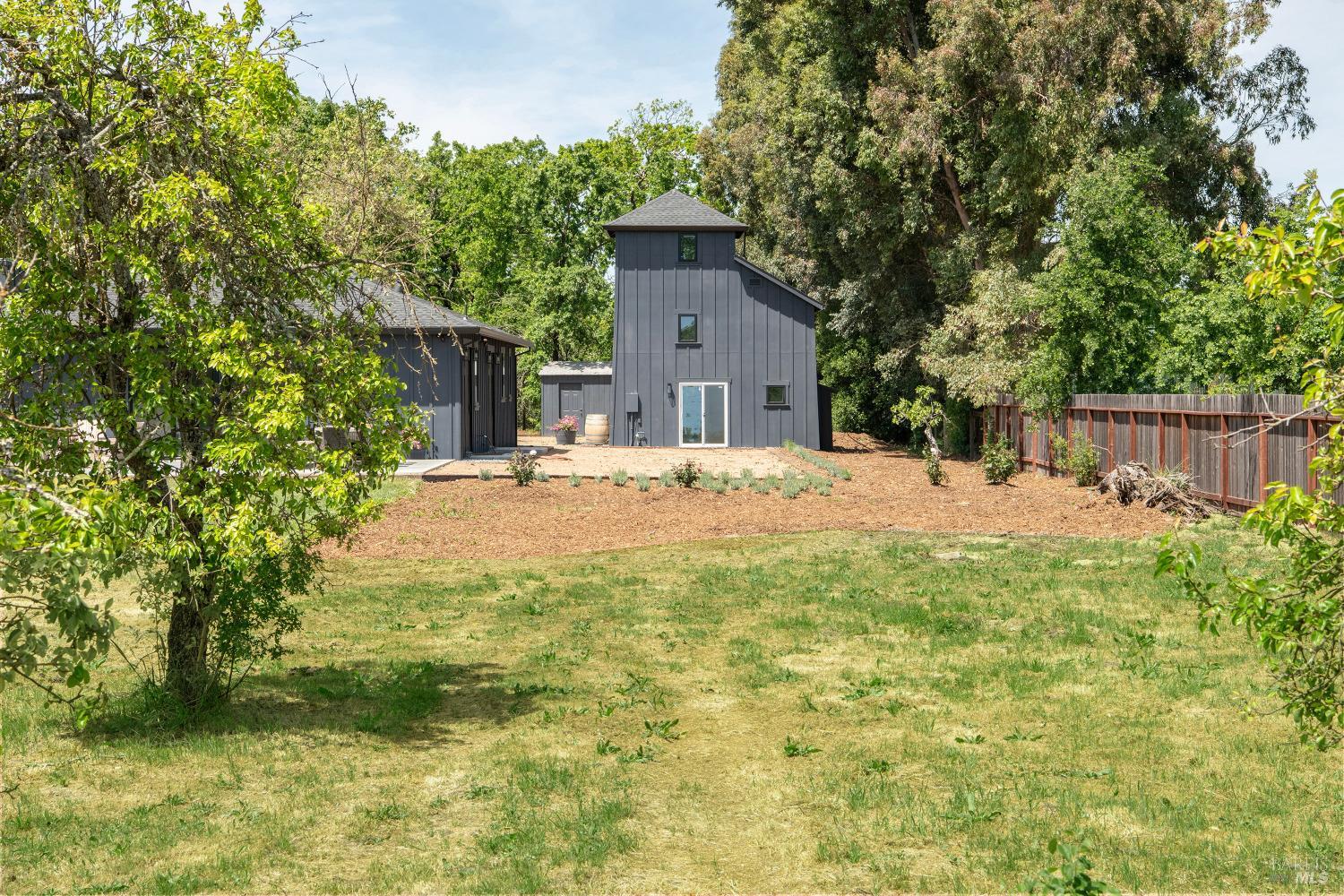 Detail Gallery Image 5 of 50 For 1575 Felder Rd, Sonoma,  CA 95476 - 2 Beds | 3 Baths