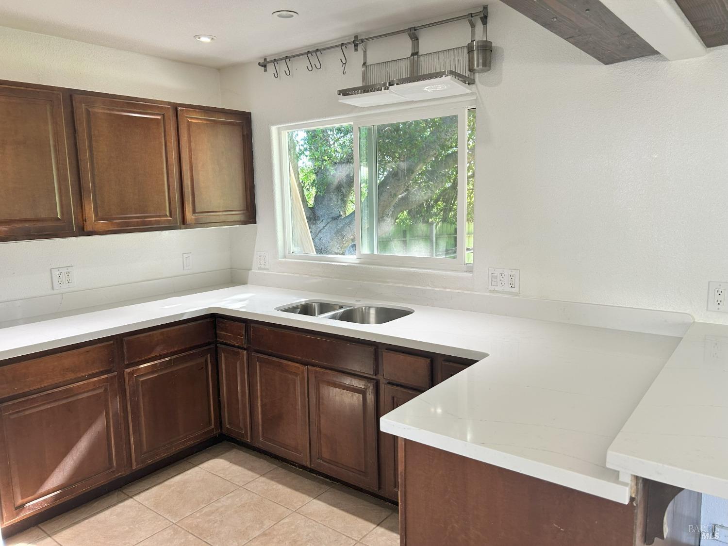 Detail Gallery Image 8 of 18 For 2499 Eastman Ln, Petaluma,  CA 94952 - 2 Beds | 1 Baths