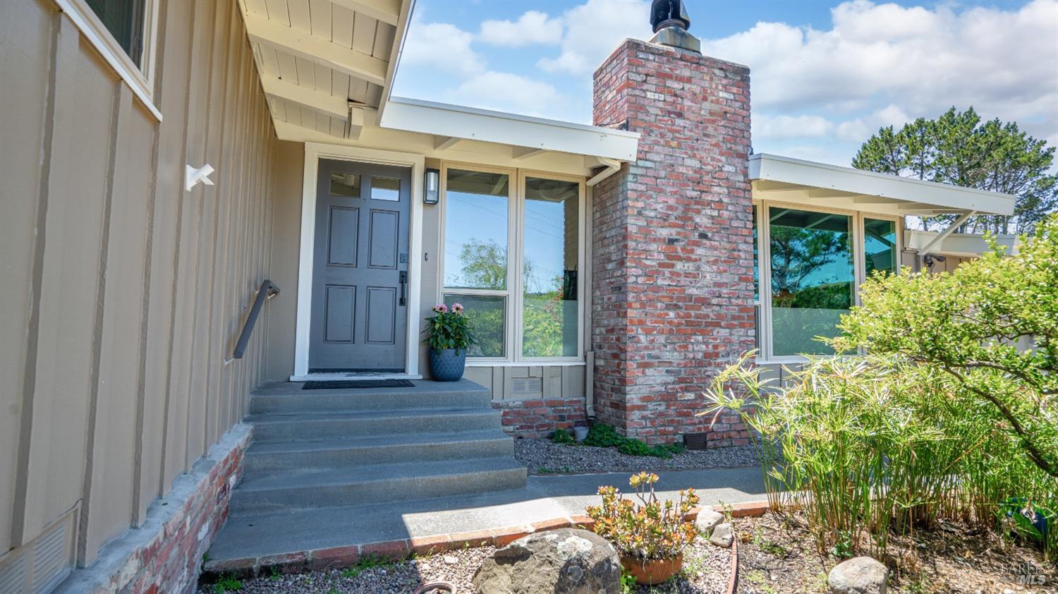 Detail Gallery Image 7 of 50 For 22 Manor View Dr, Fairfax,  CA 94930 - 3 Beds | 2 Baths
