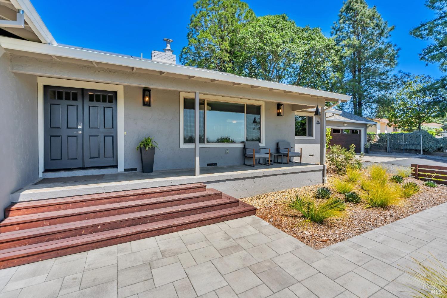 Detail Gallery Image 4 of 55 For 4765 Guerneville Rd, Santa Rosa,  CA 95401 - 3 Beds | 3 Baths