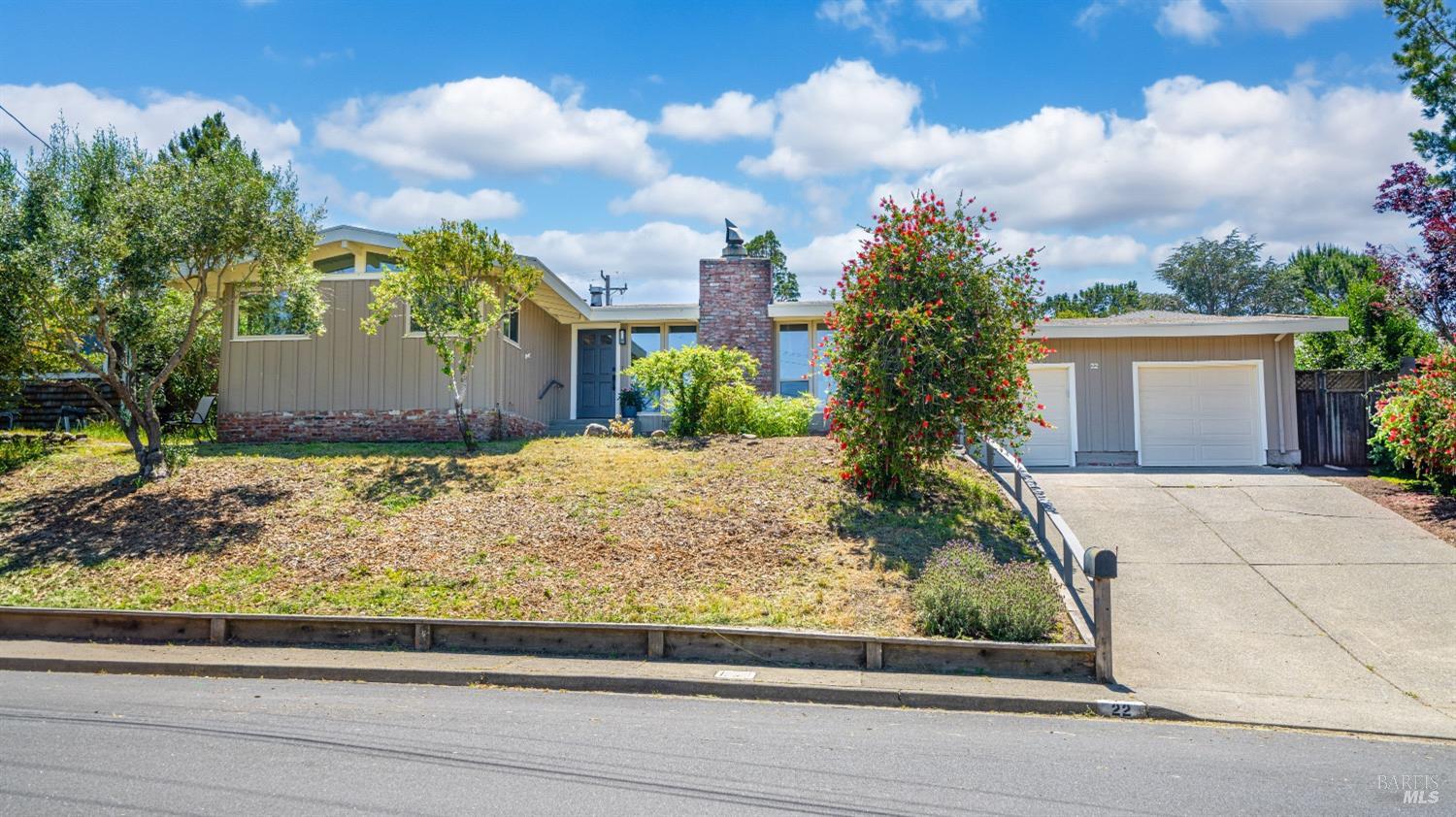 Detail Gallery Image 2 of 50 For 22 Manor View Dr, Fairfax,  CA 94930 - 3 Beds | 2 Baths
