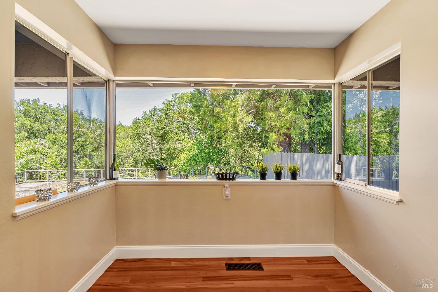 Detail Gallery Image 15 of 55 For 4765 Guerneville Rd, Santa Rosa,  CA 95401 - 3 Beds | 3 Baths