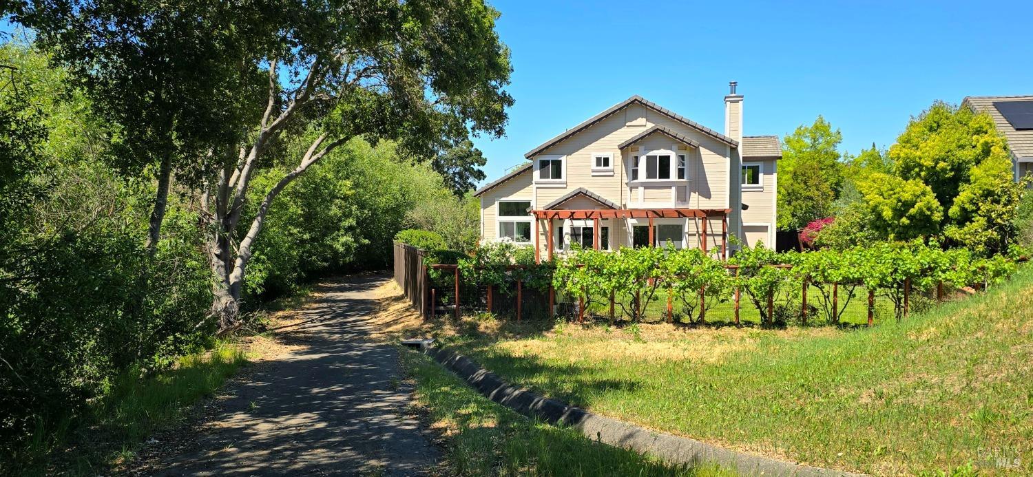 Detail Gallery Image 5 of 68 For 412 Black Oak Dr, Petaluma,  CA 94952 - 5 Beds | 3 Baths