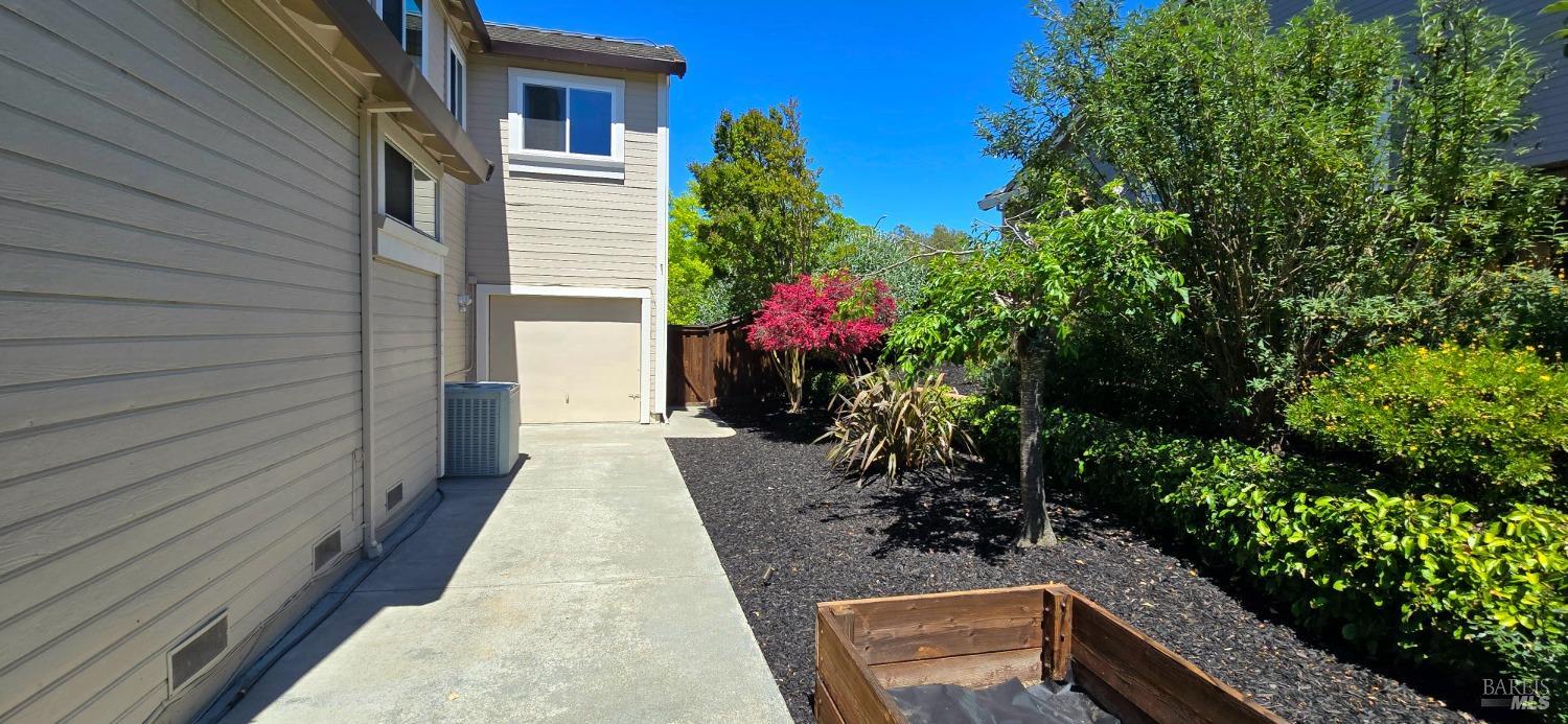 Detail Gallery Image 16 of 68 For 412 Black Oak Dr, Petaluma,  CA 94952 - 5 Beds | 3 Baths