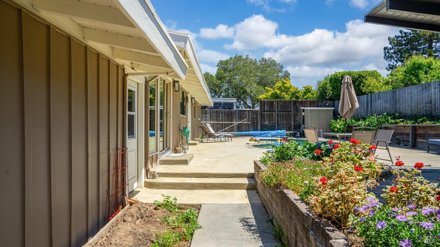 Detail Gallery Image 36 of 50 For 22 Manor View Dr, Fairfax,  CA 94930 - 3 Beds | 2 Baths