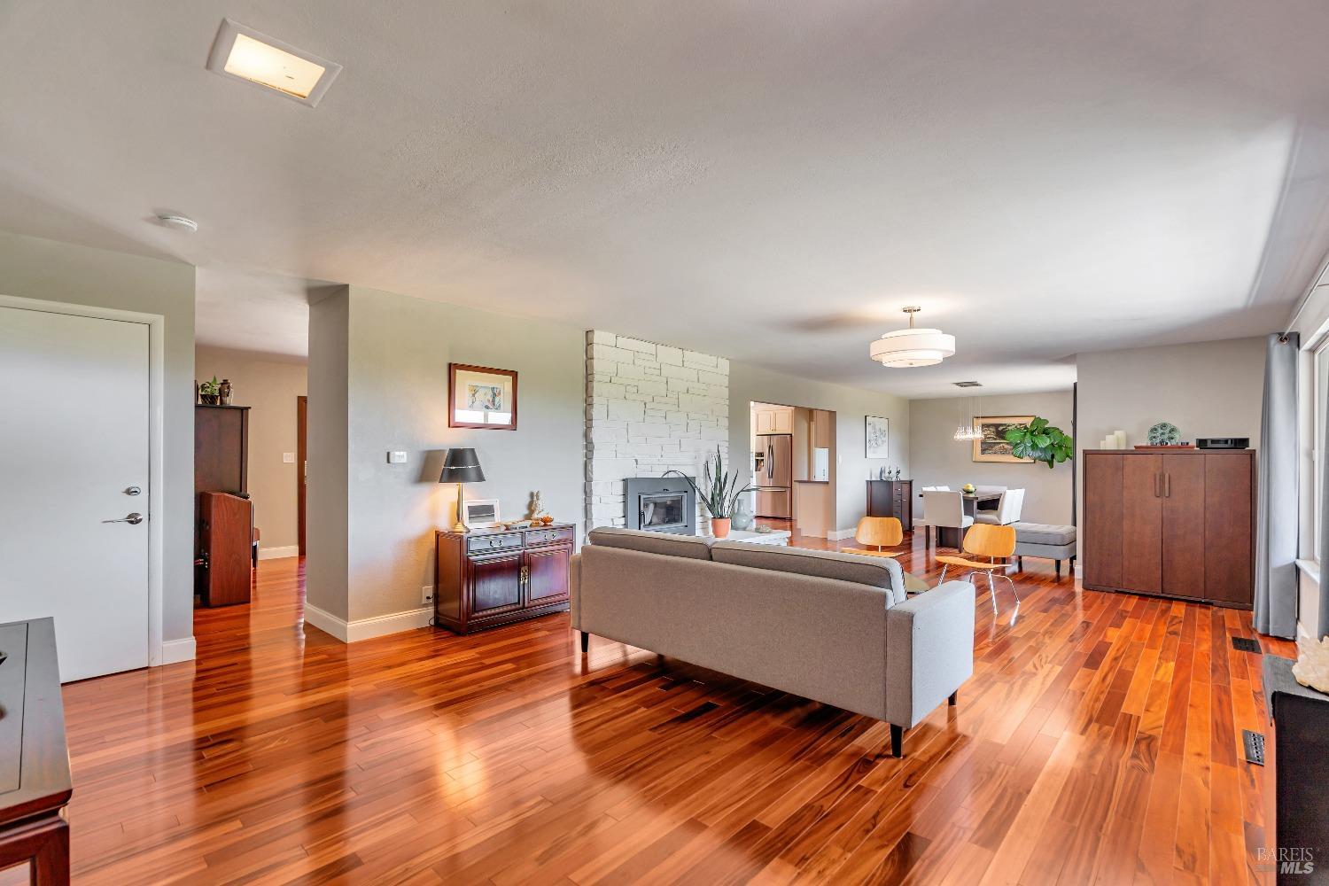 Detail Gallery Image 5 of 55 For 4765 Guerneville Rd, Santa Rosa,  CA 95401 - 3 Beds | 3 Baths