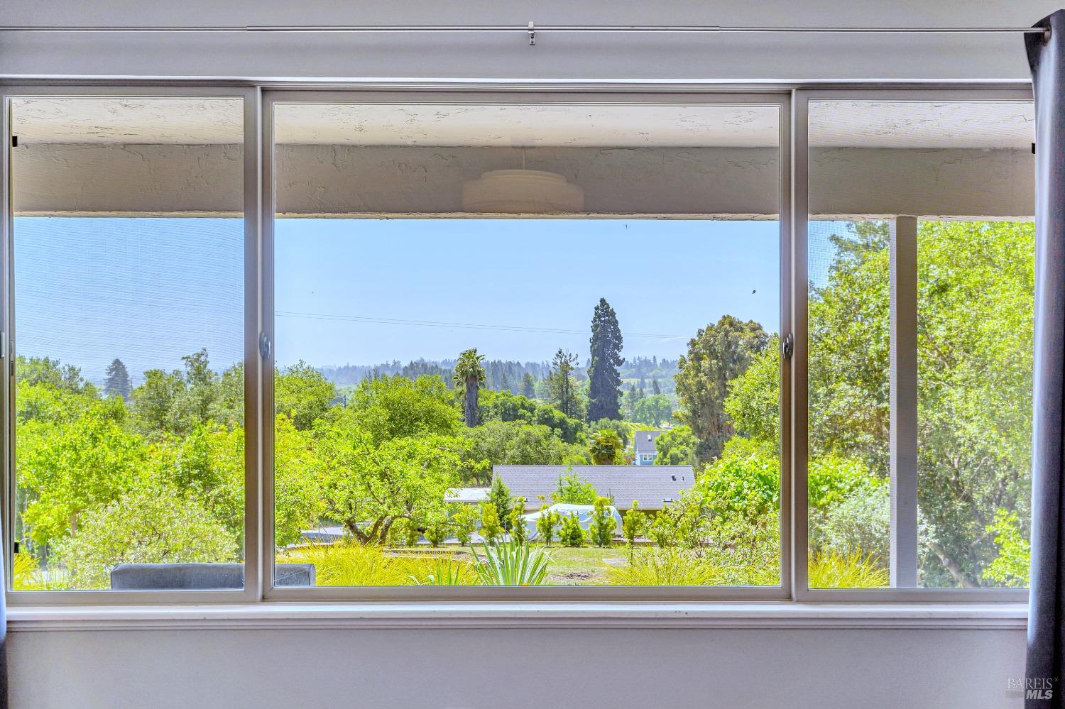 Detail Gallery Image 7 of 55 For 4765 Guerneville Rd, Santa Rosa,  CA 95401 - 3 Beds | 3 Baths