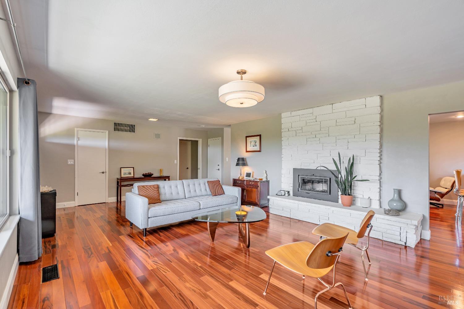 Detail Gallery Image 8 of 55 For 4765 Guerneville Rd, Santa Rosa,  CA 95401 - 3 Beds | 3 Baths