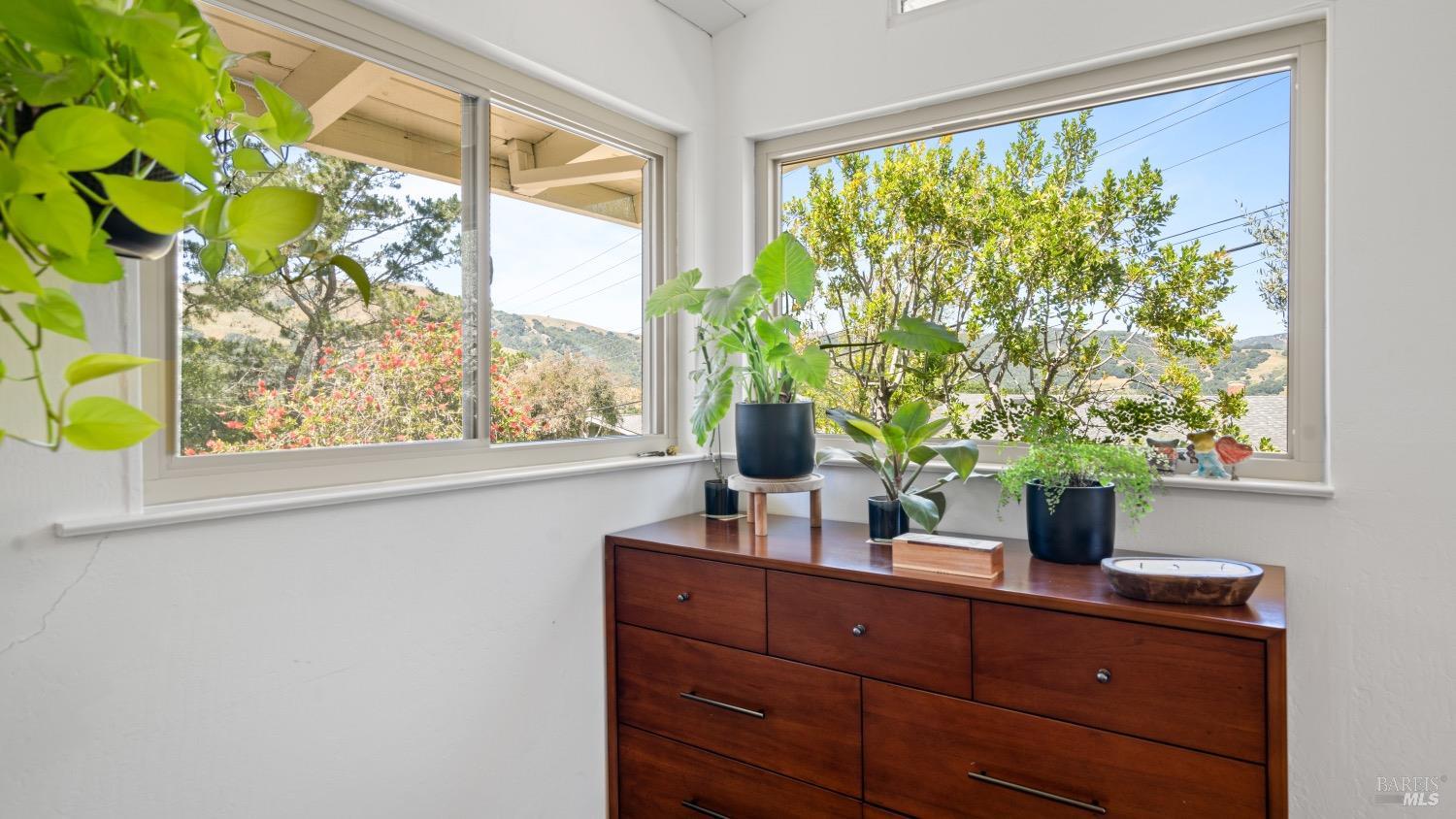 Detail Gallery Image 35 of 50 For 22 Manor View Dr, Fairfax,  CA 94930 - 3 Beds | 2 Baths
