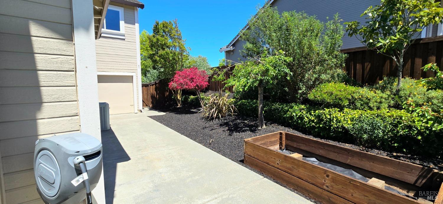 Detail Gallery Image 18 of 68 For 412 Black Oak Dr, Petaluma,  CA 94952 - 5 Beds | 3 Baths