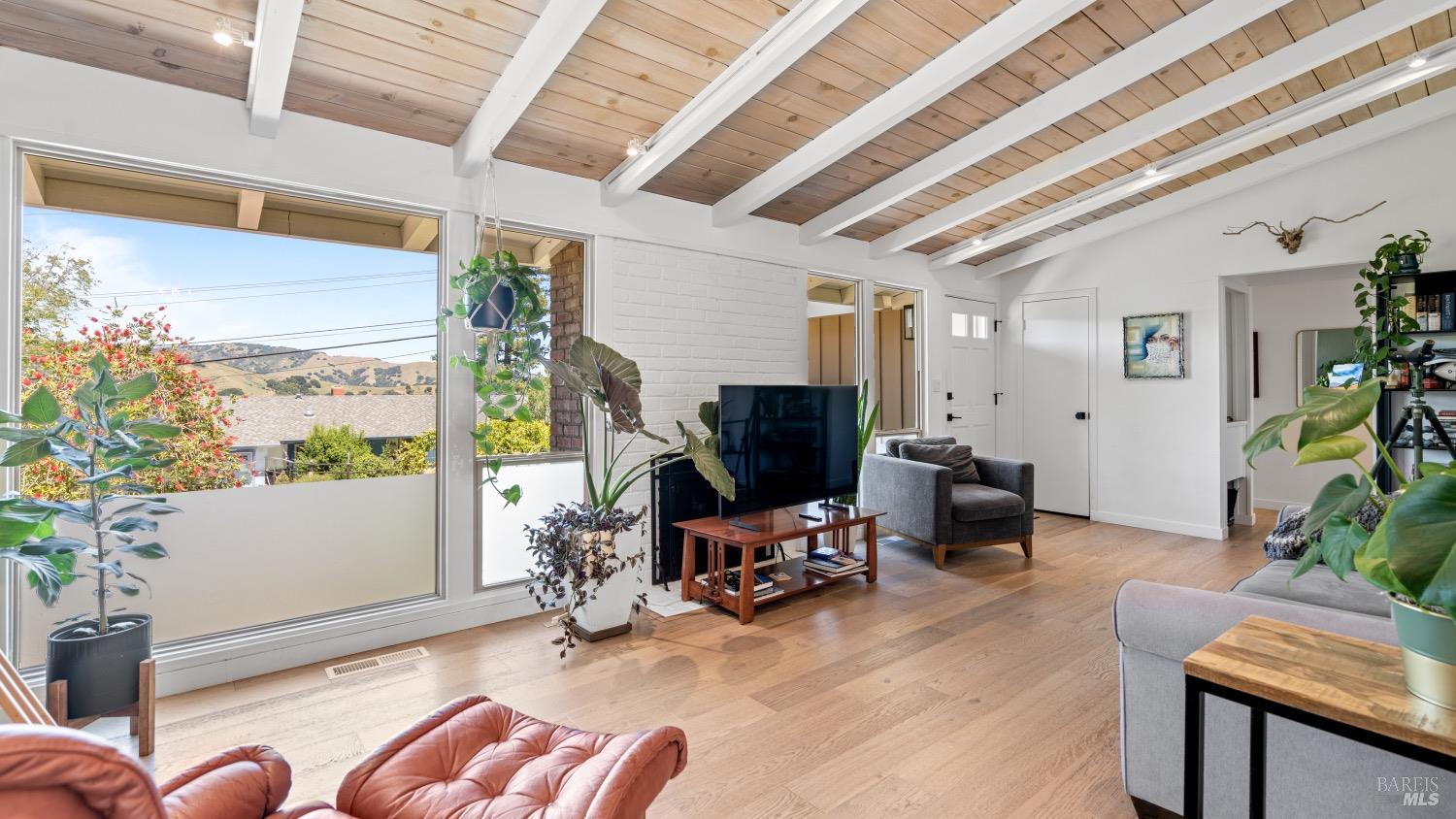 Detail Gallery Image 11 of 50 For 22 Manor View Dr, Fairfax,  CA 94930 - 3 Beds | 2 Baths