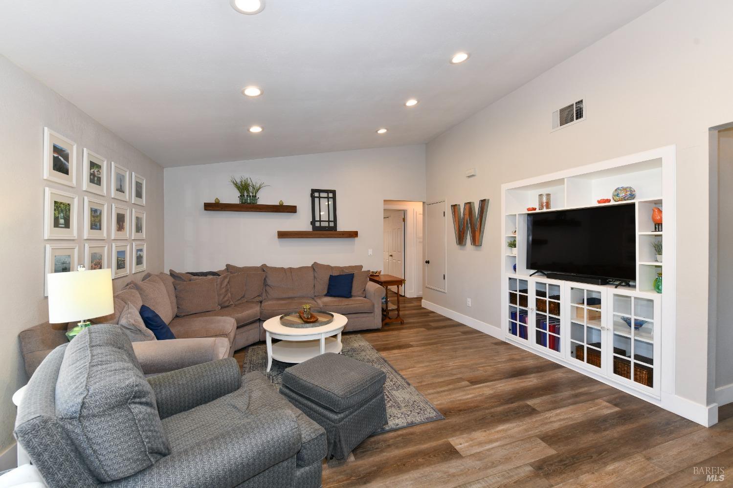 Detail Gallery Image 19 of 71 For 2177 Nightingale Dr, Santa Rosa,  CA 95403 - 4 Beds | 2 Baths
