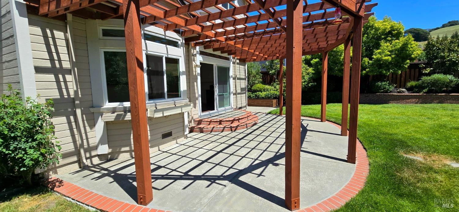 Detail Gallery Image 13 of 68 For 412 Black Oak Dr, Petaluma,  CA 94952 - 5 Beds | 3 Baths