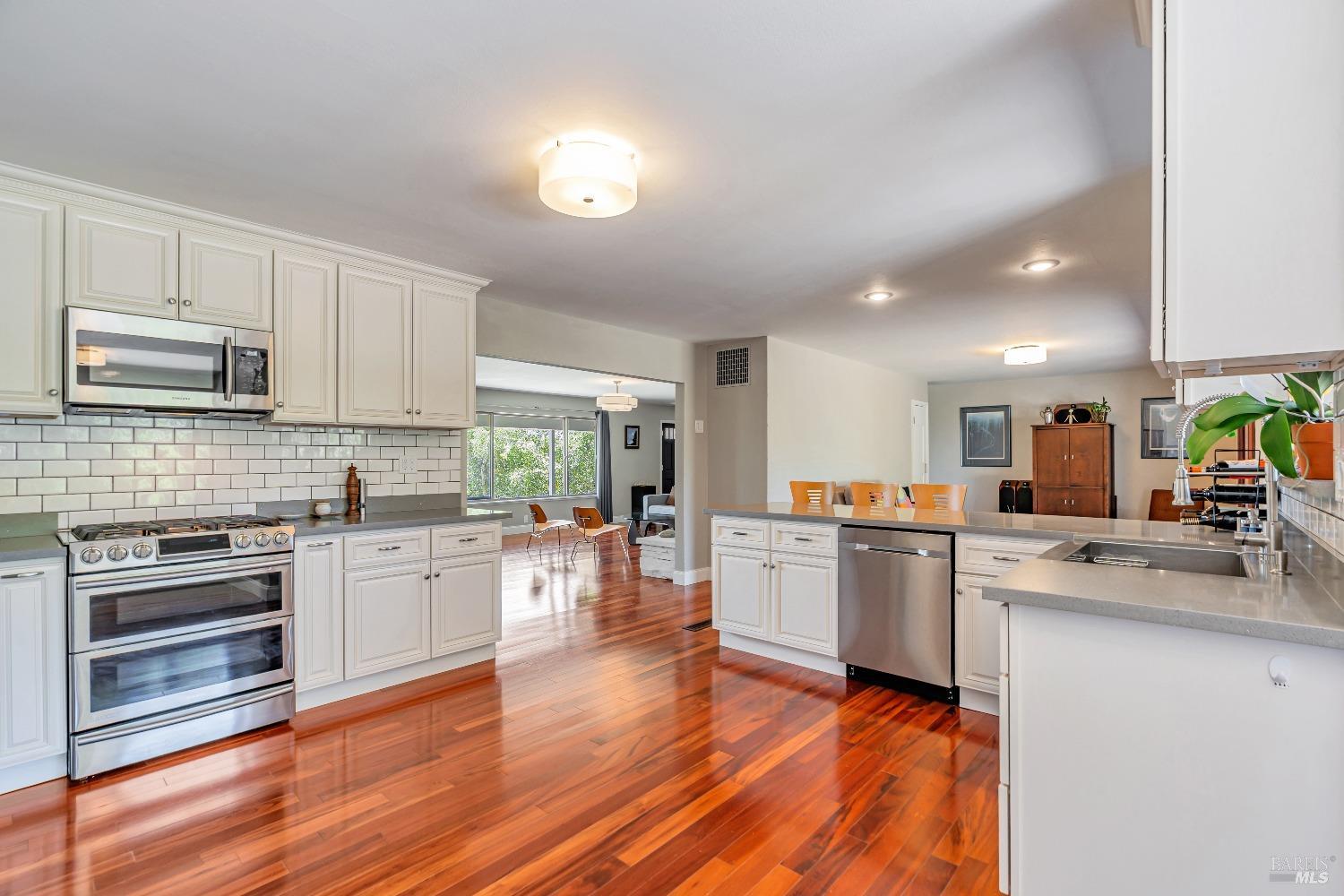 Detail Gallery Image 16 of 55 For 4765 Guerneville Rd, Santa Rosa,  CA 95401 - 3 Beds | 3 Baths