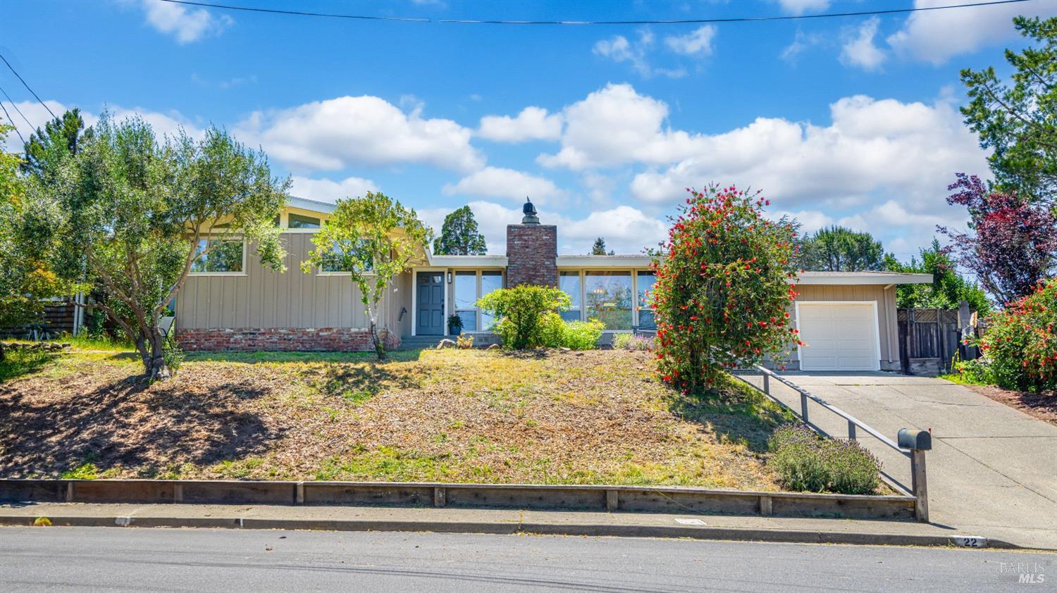 Detail Gallery Image 3 of 50 For 22 Manor View Dr, Fairfax,  CA 94930 - 3 Beds | 2 Baths