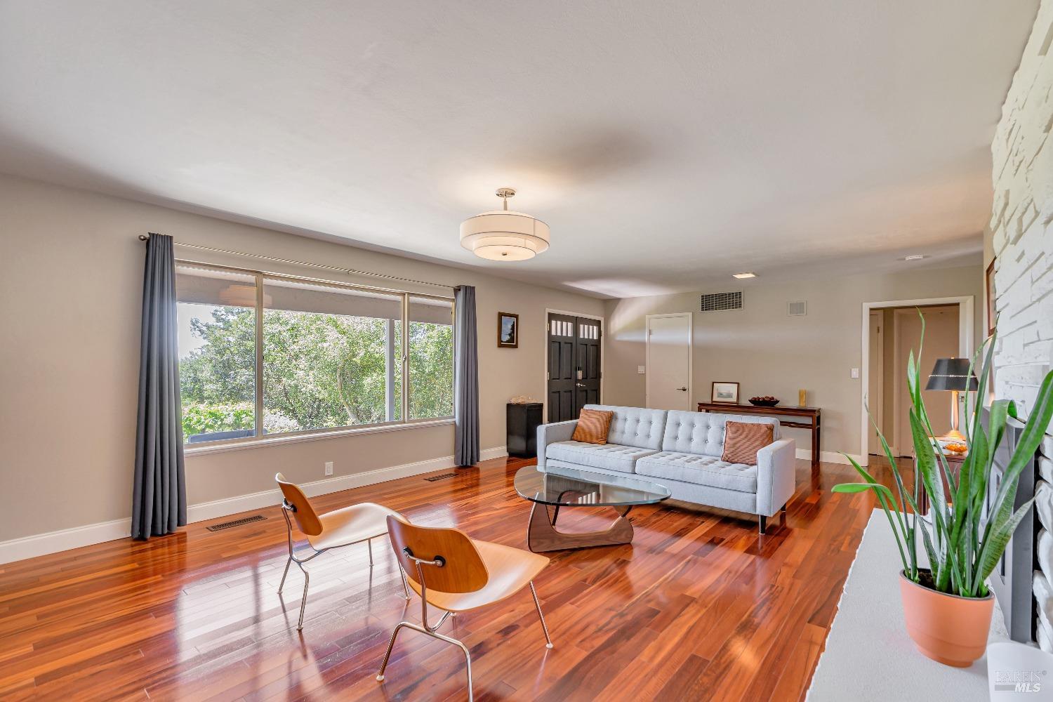 Detail Gallery Image 6 of 55 For 4765 Guerneville Rd, Santa Rosa,  CA 95401 - 3 Beds | 3 Baths