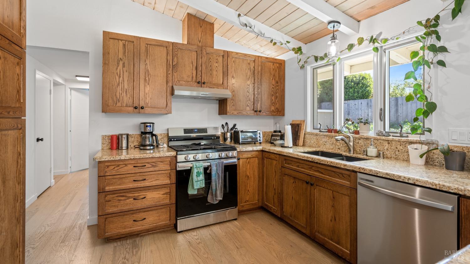 Detail Gallery Image 16 of 50 For 22 Manor View Dr, Fairfax,  CA 94930 - 3 Beds | 2 Baths
