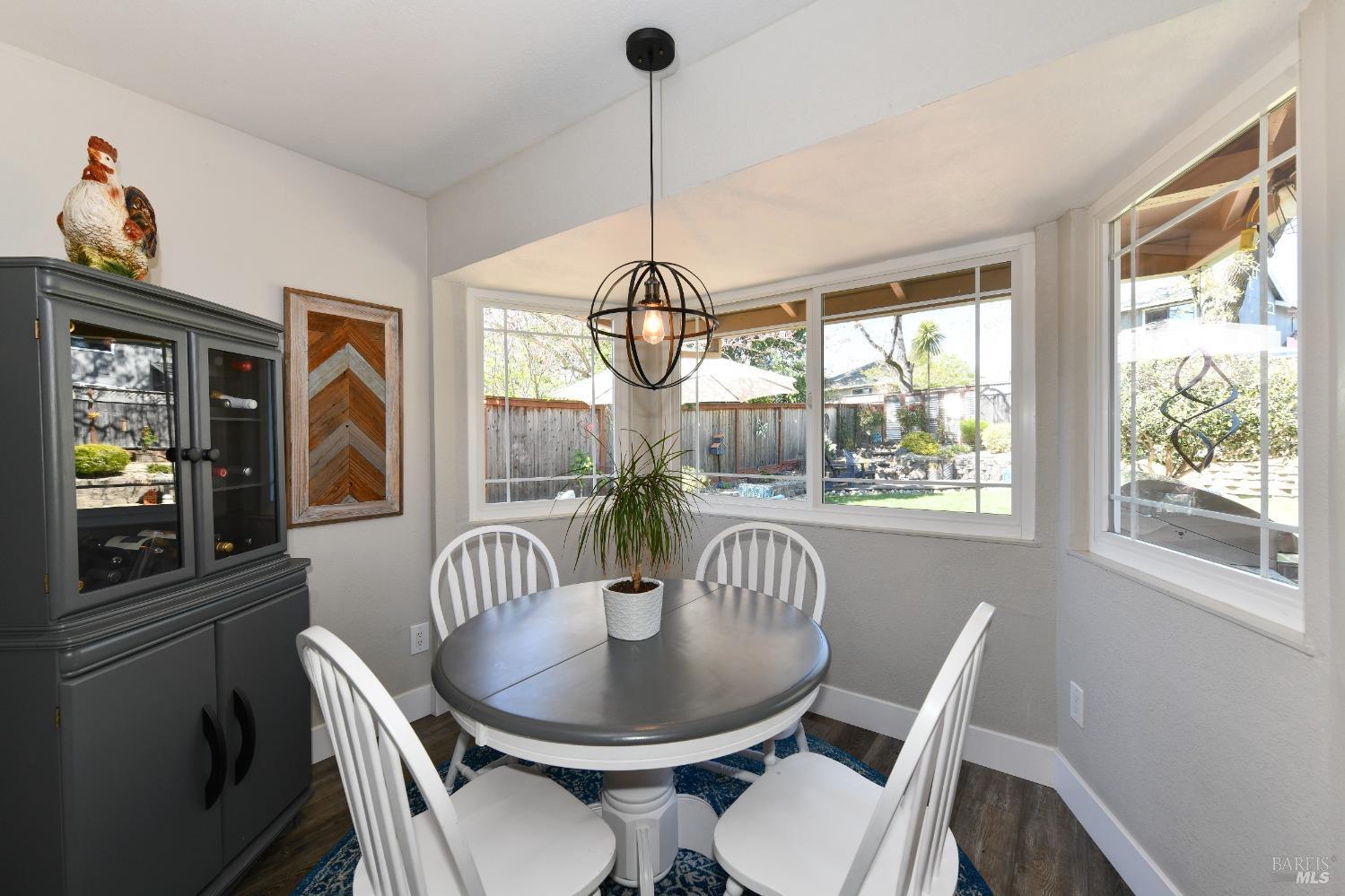 Detail Gallery Image 9 of 71 For 2177 Nightingale Dr, Santa Rosa,  CA 95403 - 4 Beds | 2 Baths
