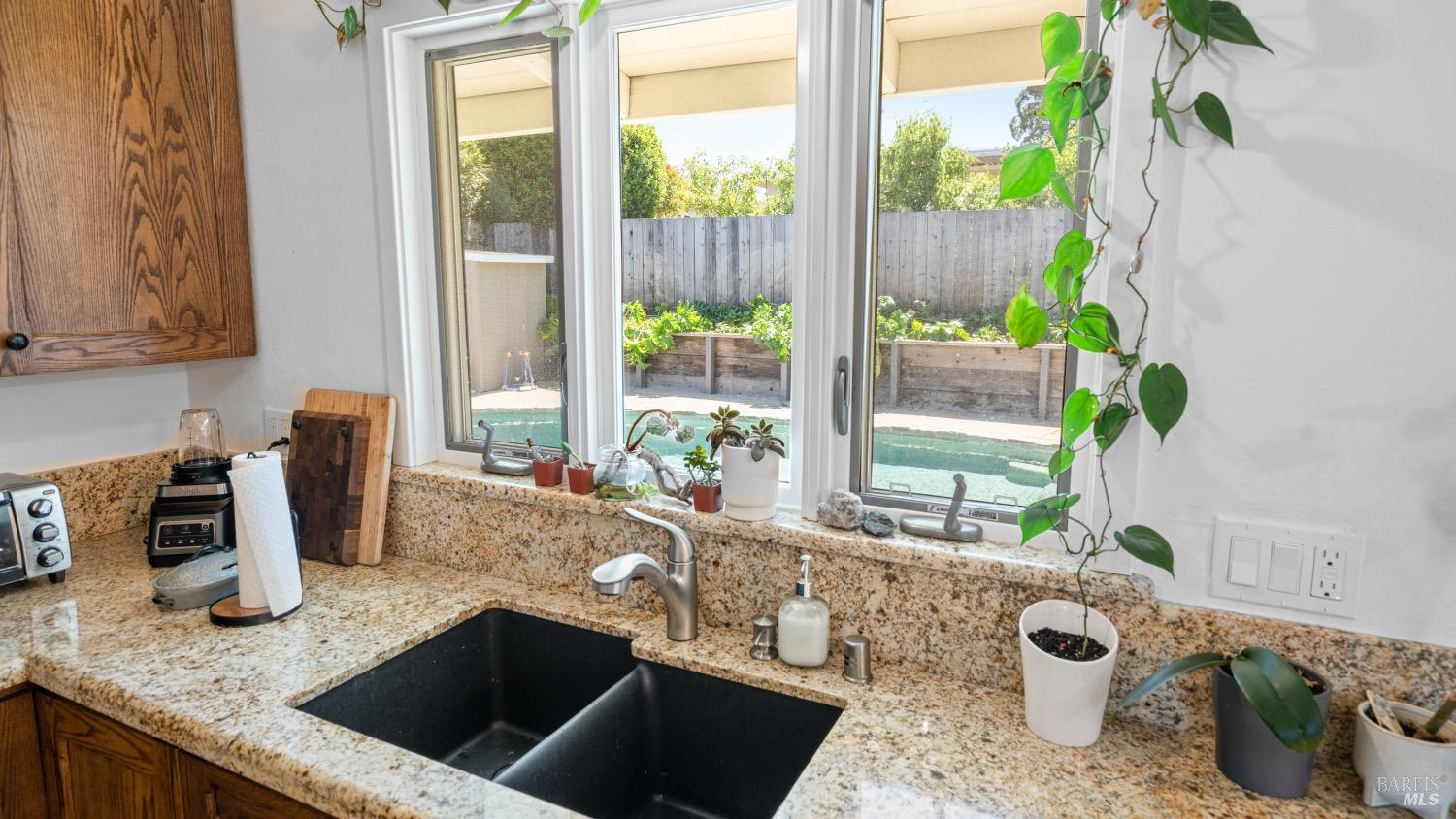 Detail Gallery Image 20 of 50 For 22 Manor View Dr, Fairfax,  CA 94930 - 3 Beds | 2 Baths