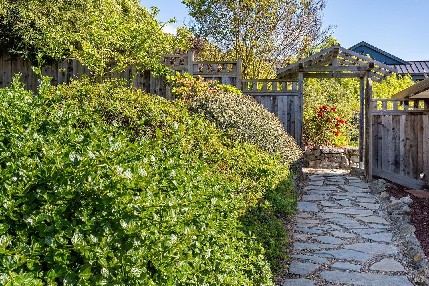 Detail Gallery Image 33 of 64 For 2022 Live Oak Farm Ln, Petaluma,  CA 94952 - 3 Beds | 2/1 Baths