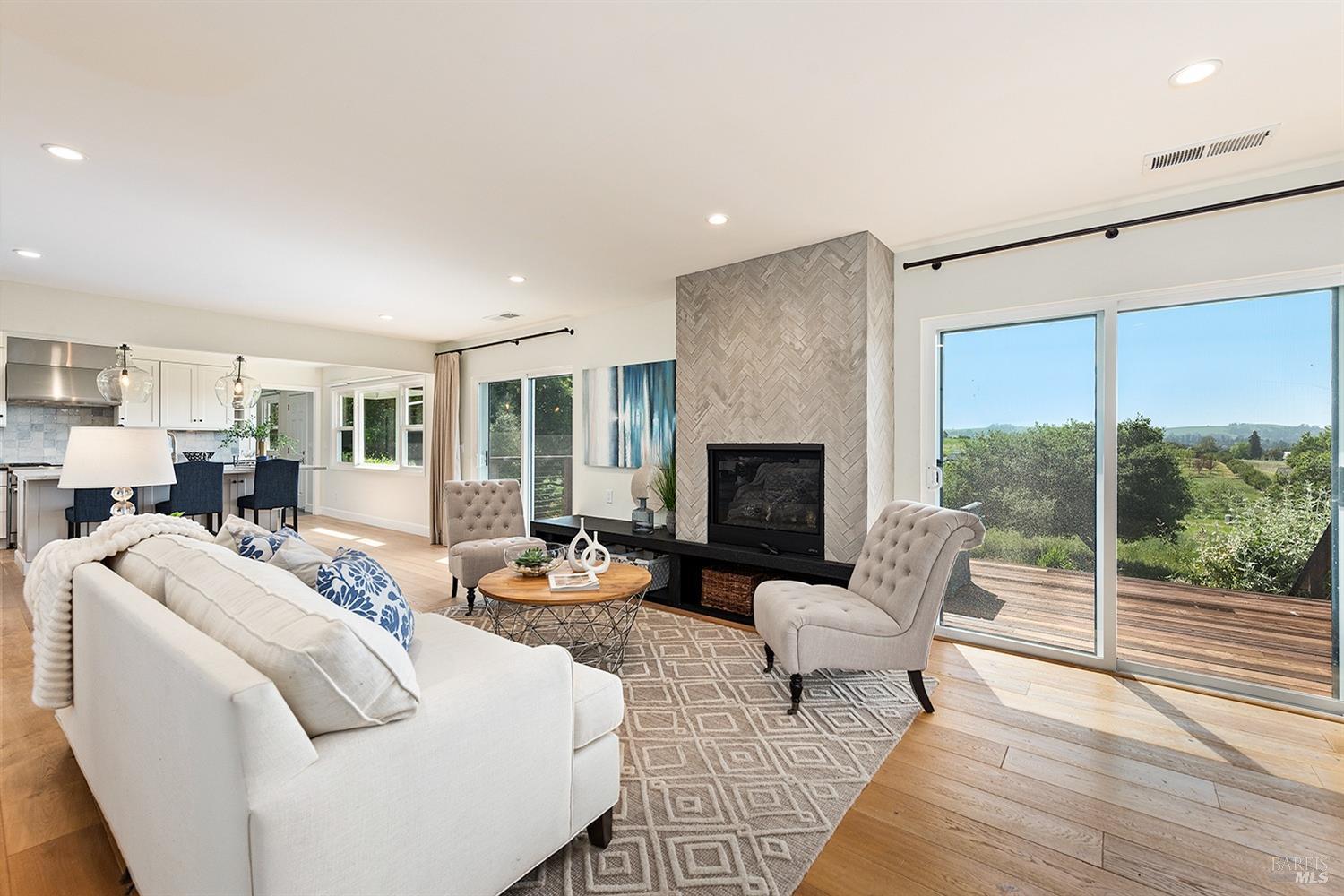 Detail Gallery Image 7 of 64 For 2022 Live Oak Farm Ln, Petaluma,  CA 94952 - 3 Beds | 2/1 Baths