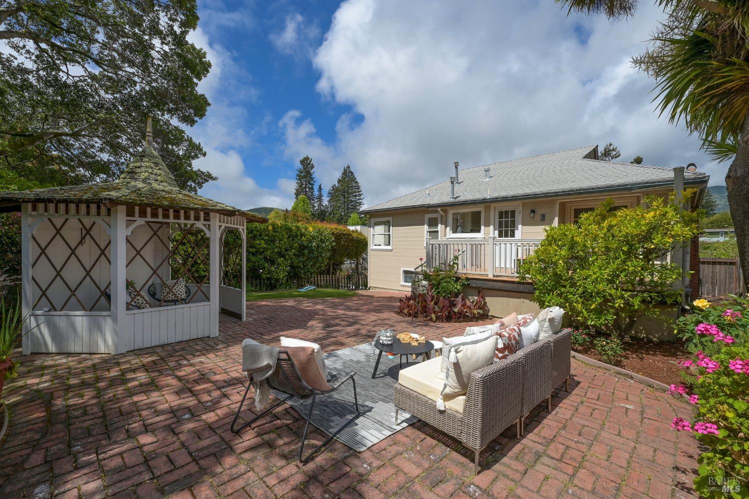 Detail Gallery Image 6 of 15 For 230 Elm Ave, Mill Valley,  CA 94941 - 4 Beds | 2 Baths