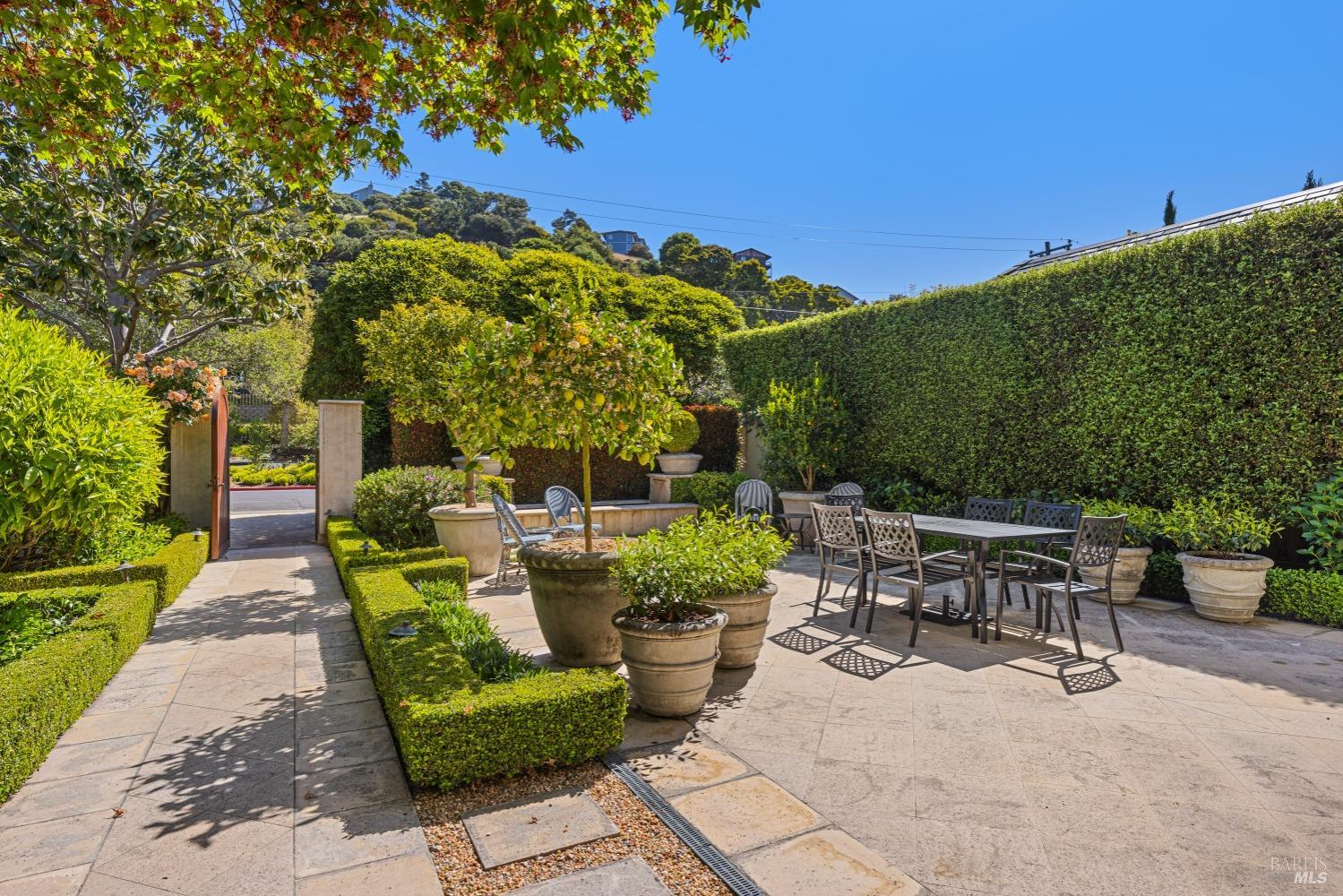 Detail Gallery Image 8 of 73 For 72 Lagoon Rd, Belvedere,  CA 94920 - 4 Beds | 2/1 Baths