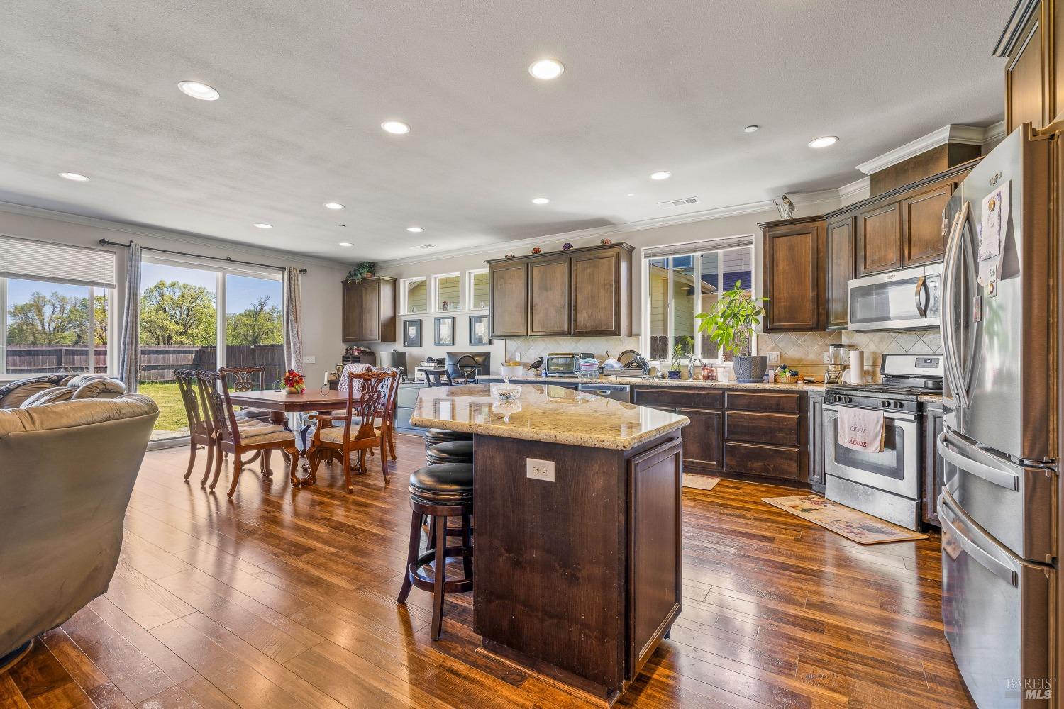 Detail Gallery Image 9 of 26 For 412 Grove St, Willits,  CA 95490 - 4 Beds | 3 Baths