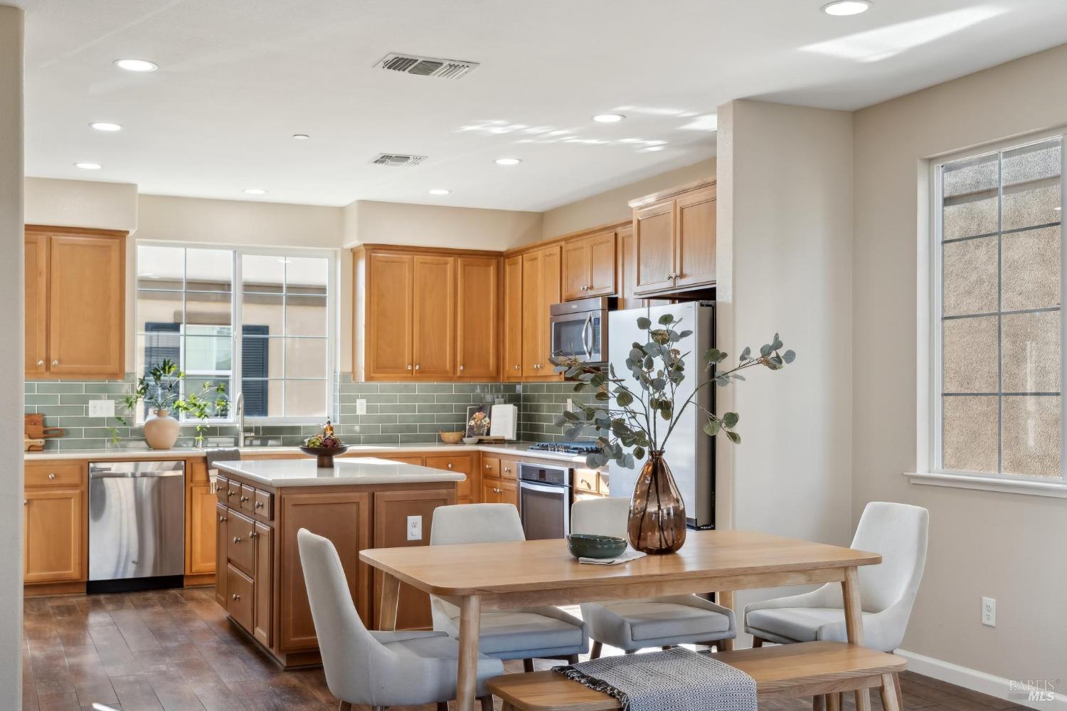 Detail Gallery Image 1 of 35 For 96 Orchard Cir, Hayward,  CA 94544 - 3 Beds | 2/1 Baths