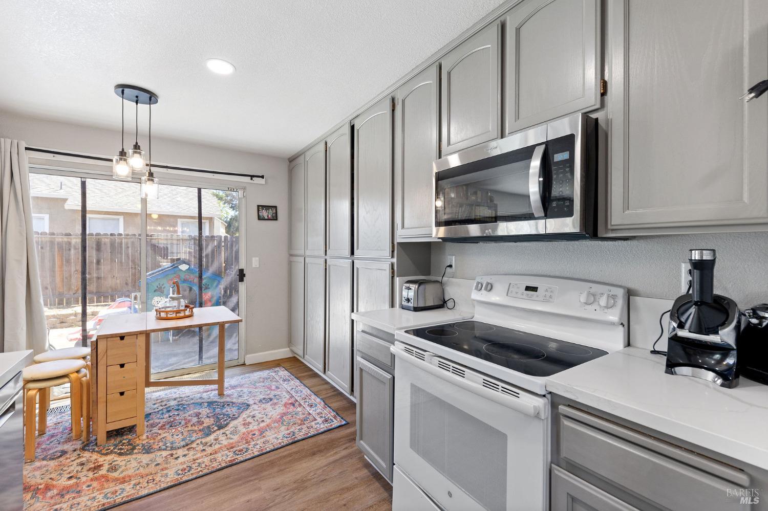 Detail Gallery Image 11 of 31 For 907 Shadywood Cir, Suisun City,  CA 94585 - 4 Beds | 2/1 Baths