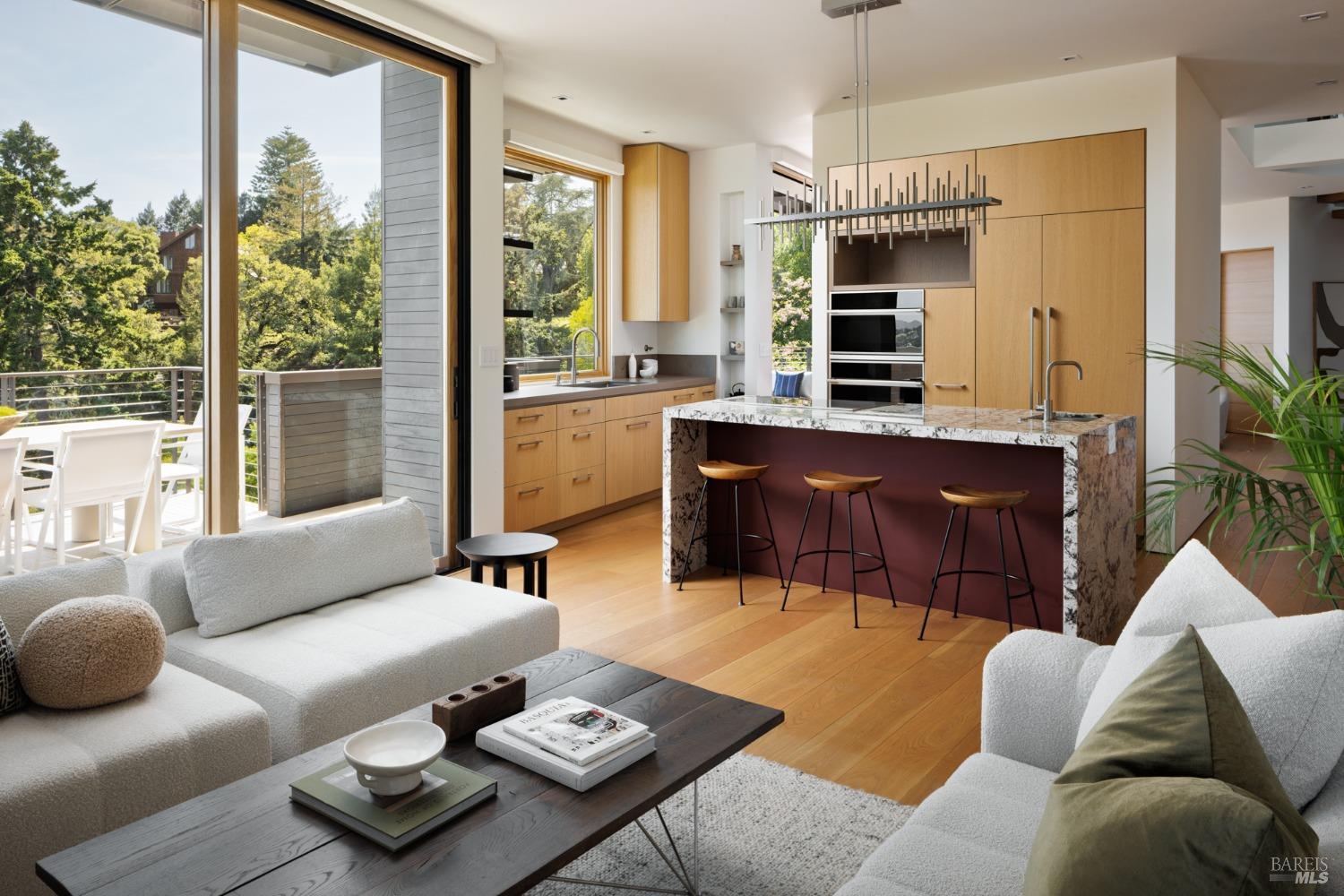 Detail Gallery Image 14 of 49 For 2 Upper Alcatraz Pl, Mill Valley,  CA 94941 - 5 Beds | 5/1 Baths