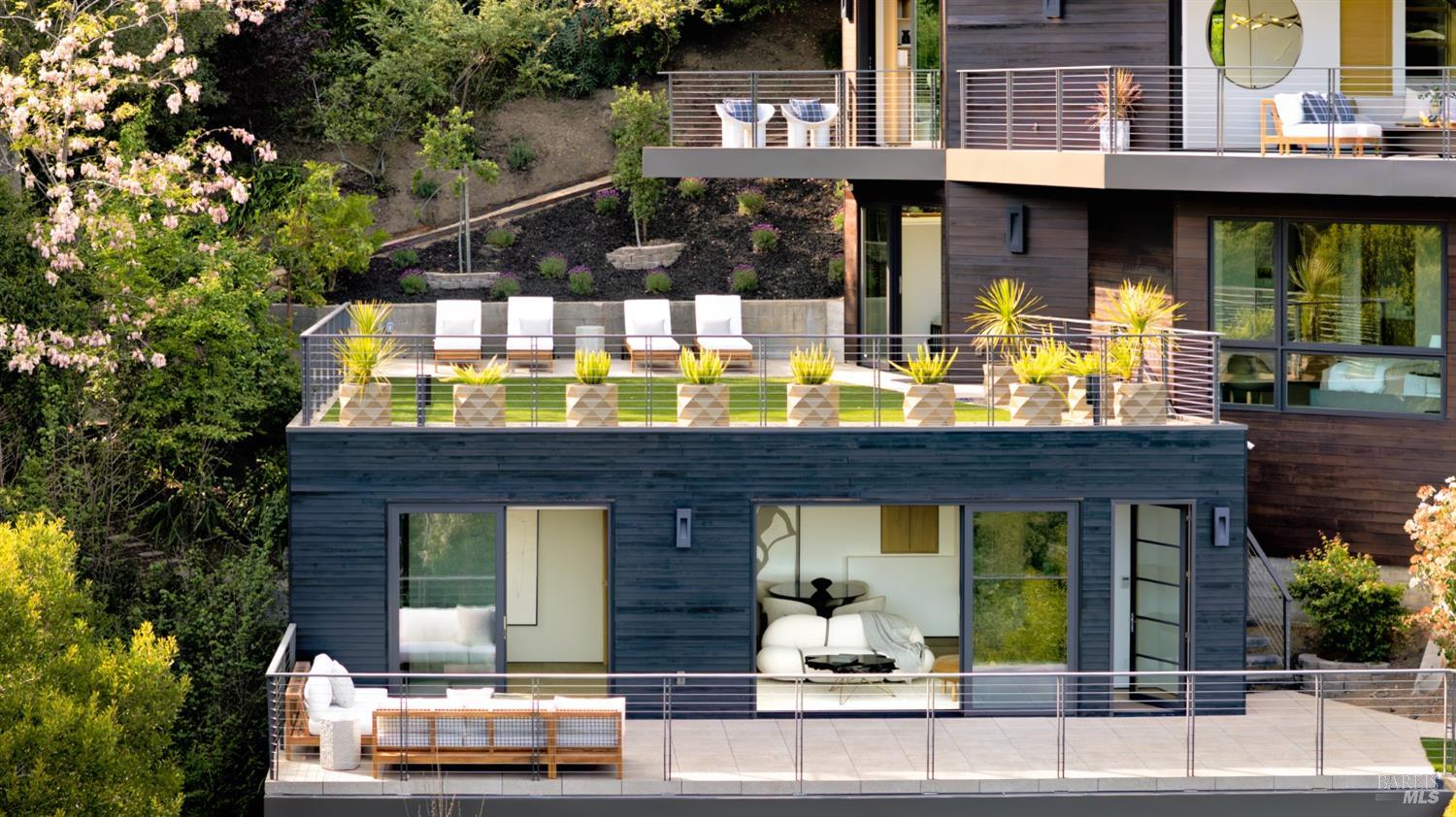 Detail Gallery Image 32 of 49 For 2 Upper Alcatraz Pl, Mill Valley,  CA 94941 - 5 Beds | 5/1 Baths