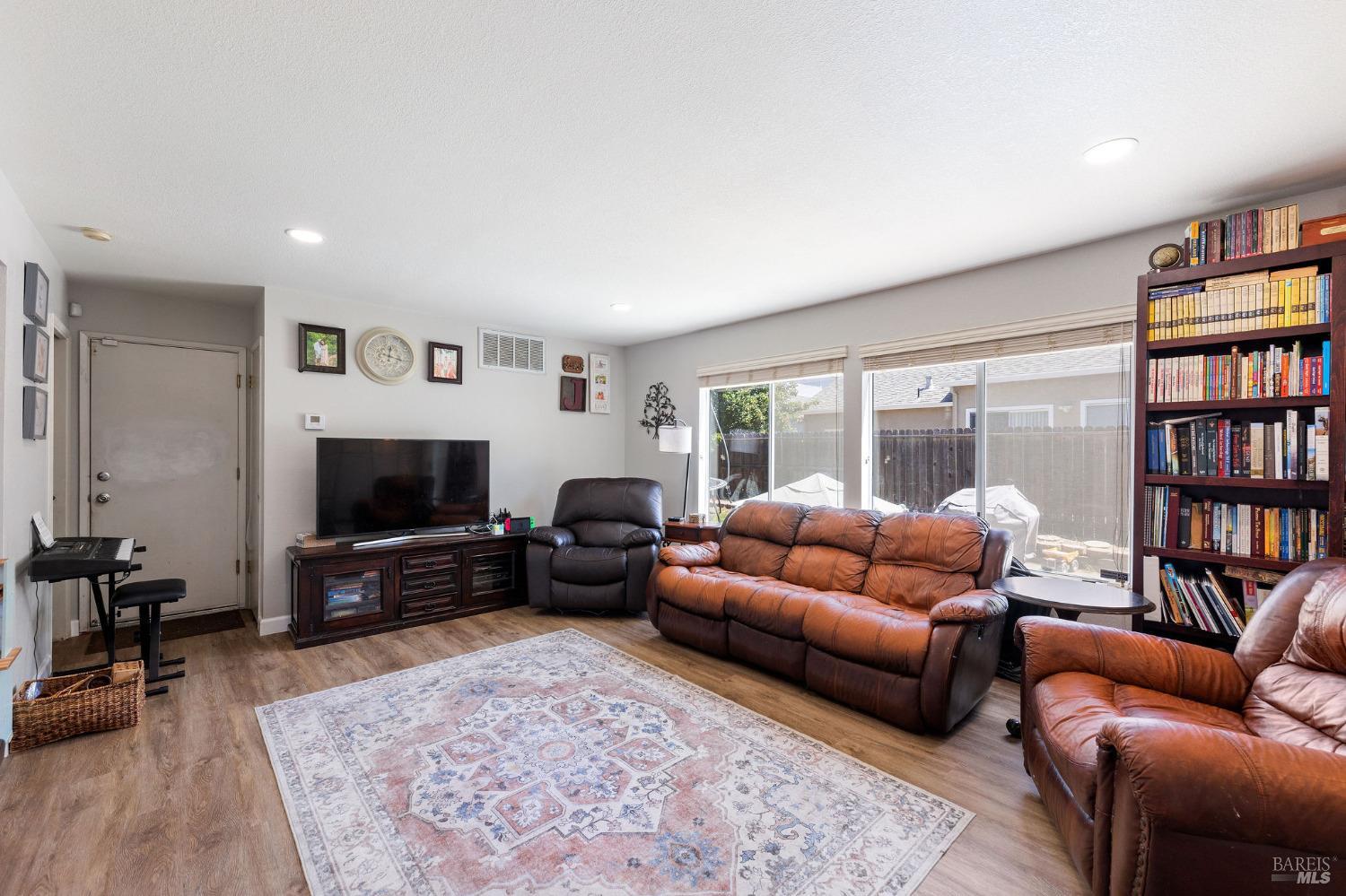Detail Gallery Image 6 of 31 For 907 Shadywood Cir, Suisun City,  CA 94585 - 4 Beds | 2/1 Baths