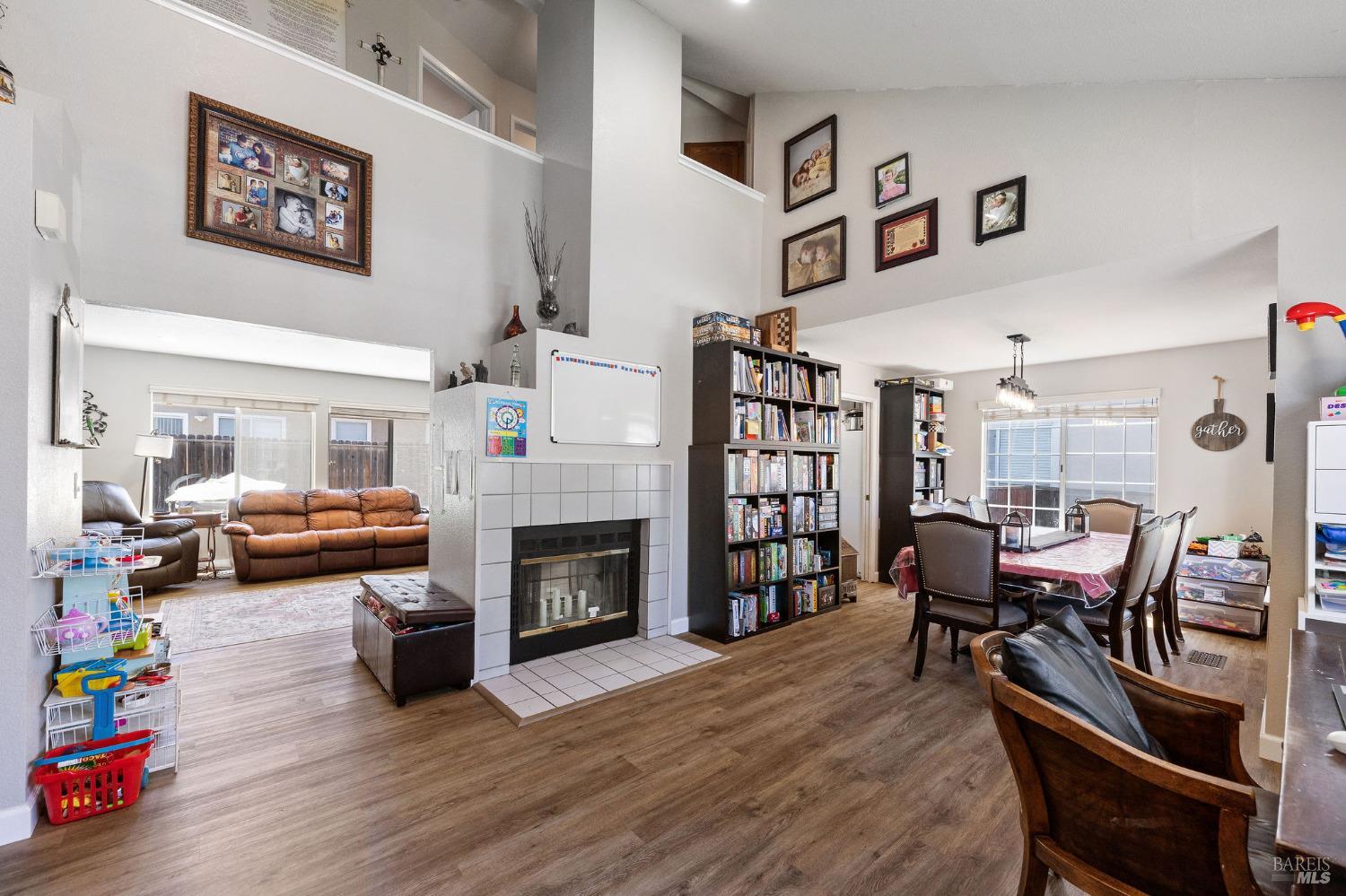 Detail Gallery Image 2 of 31 For 907 Shadywood Cir, Suisun City,  CA 94585 - 4 Beds | 2/1 Baths