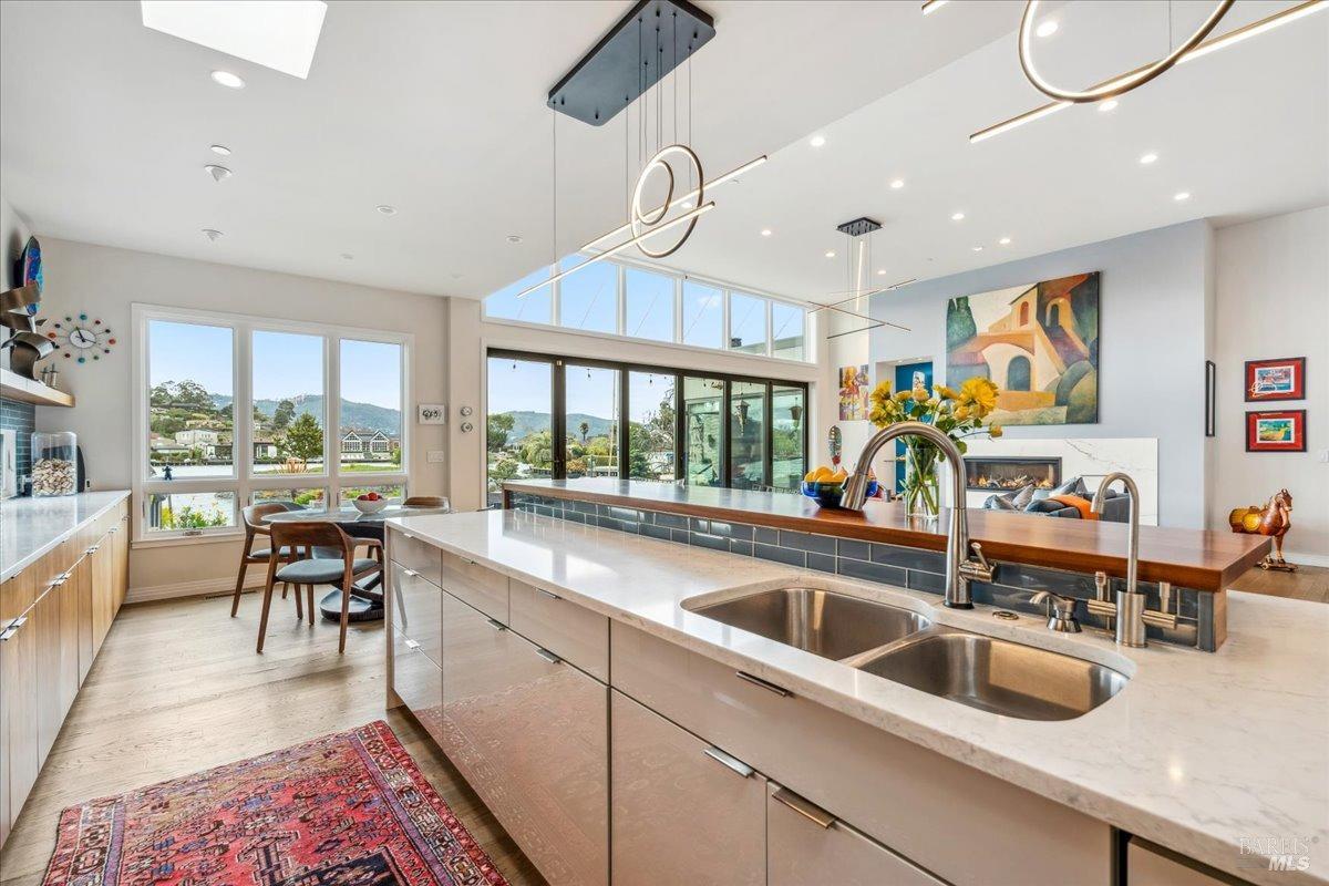 Detail Gallery Image 14 of 72 For 20 Lagoon Rd, Belvedere,  CA 94920 - 4 Beds | 4/1 Baths