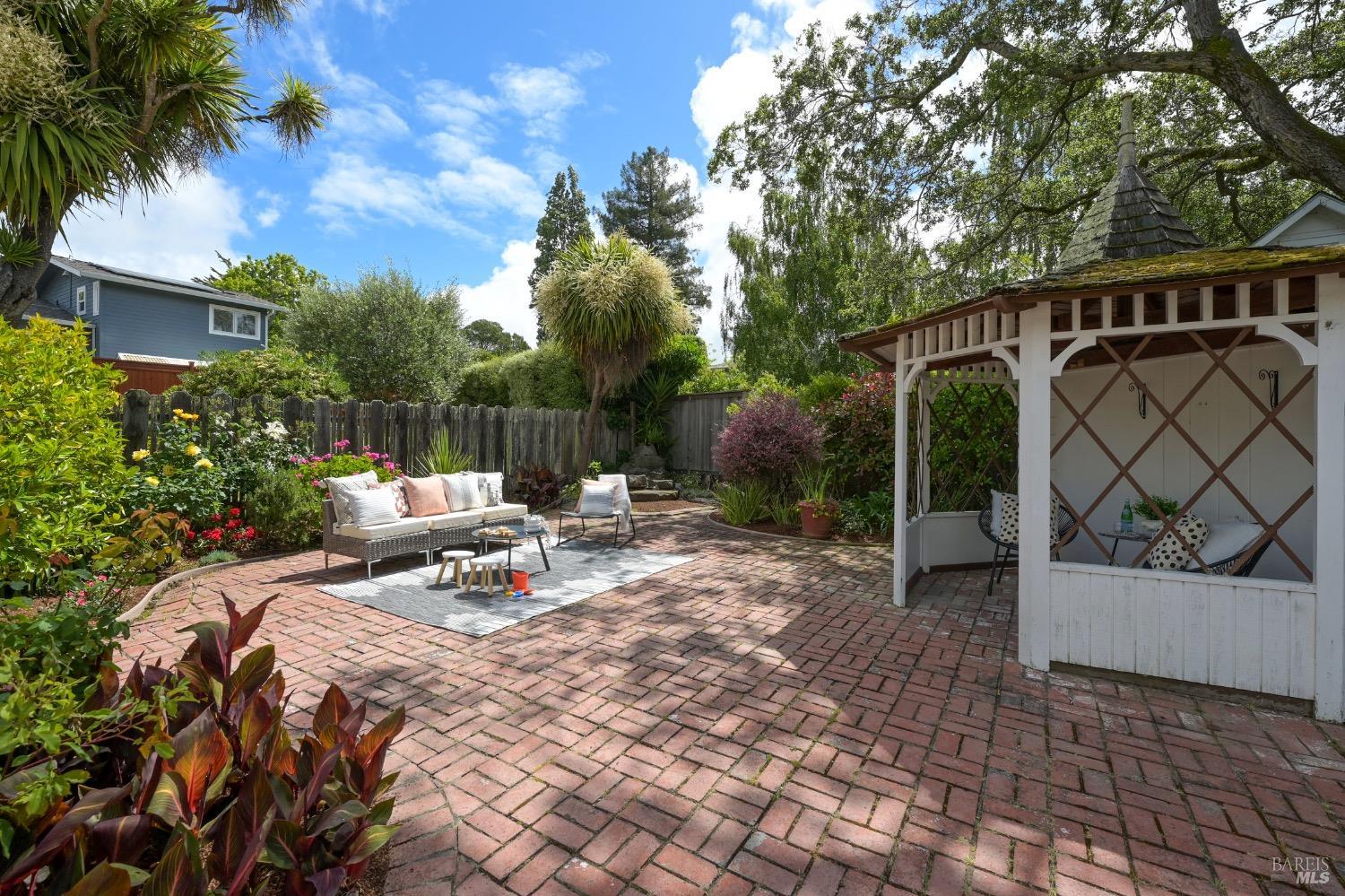 Detail Gallery Image 5 of 15 For 230 Elm Ave, Mill Valley,  CA 94941 - 4 Beds | 2 Baths