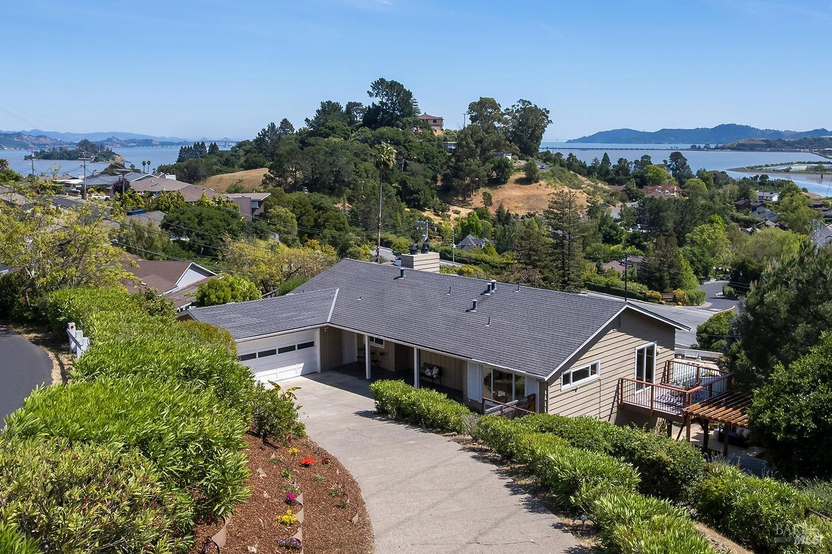 Detail Gallery Image 3 of 38 For 15 Junipero Serra Ave, San Rafael,  CA 94901 - 4 Beds | 3 Baths