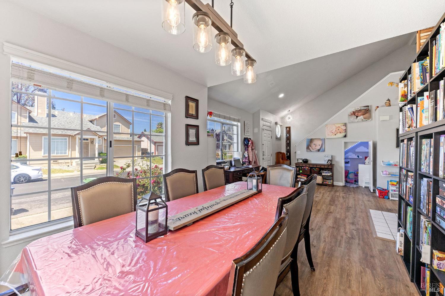 Detail Gallery Image 5 of 31 For 907 Shadywood Cir, Suisun City,  CA 94585 - 4 Beds | 2/1 Baths