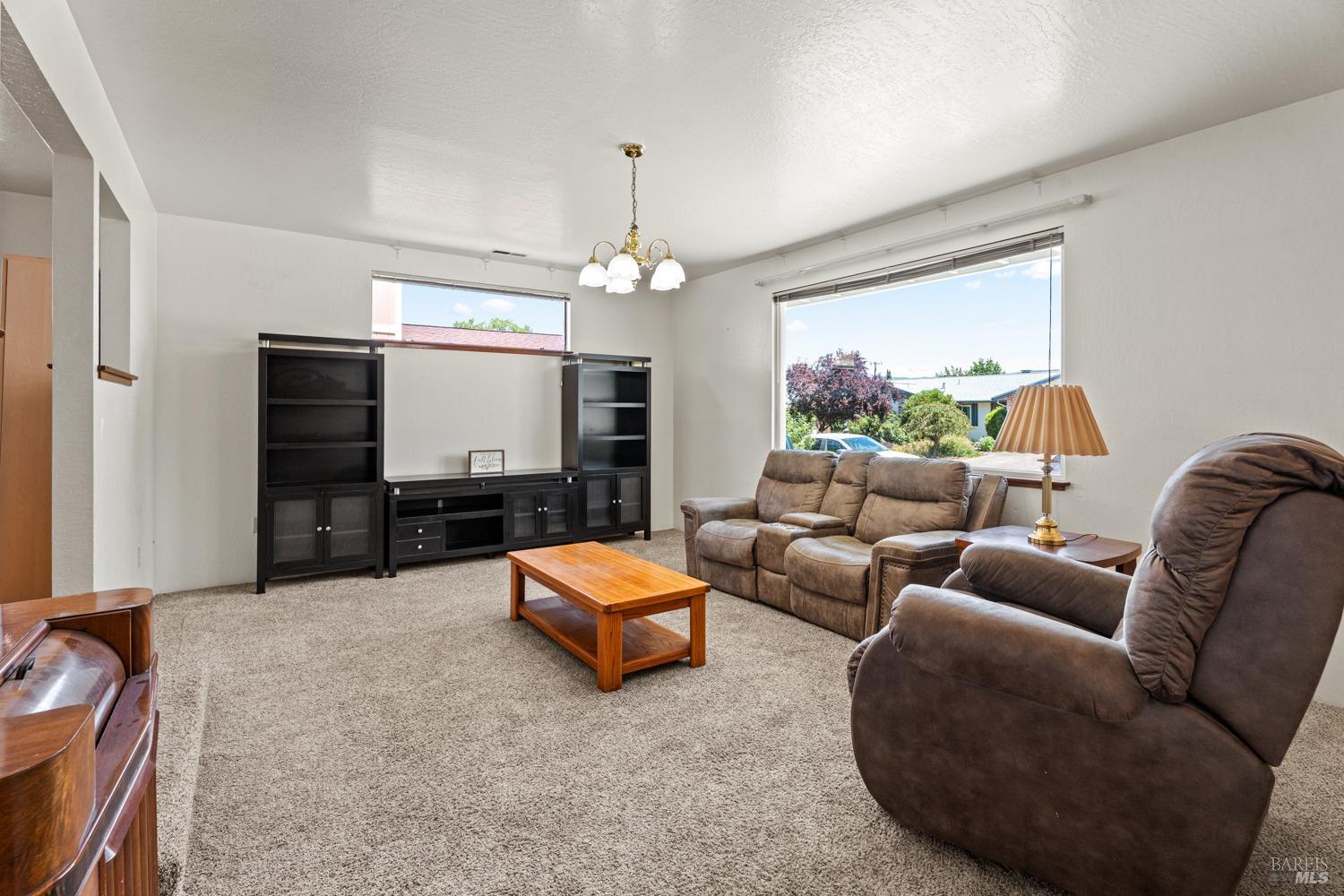Detail Gallery Image 5 of 27 For 1344 Laurel Ave, Ukiah,  CA 95482 - 3 Beds | 2/1 Baths