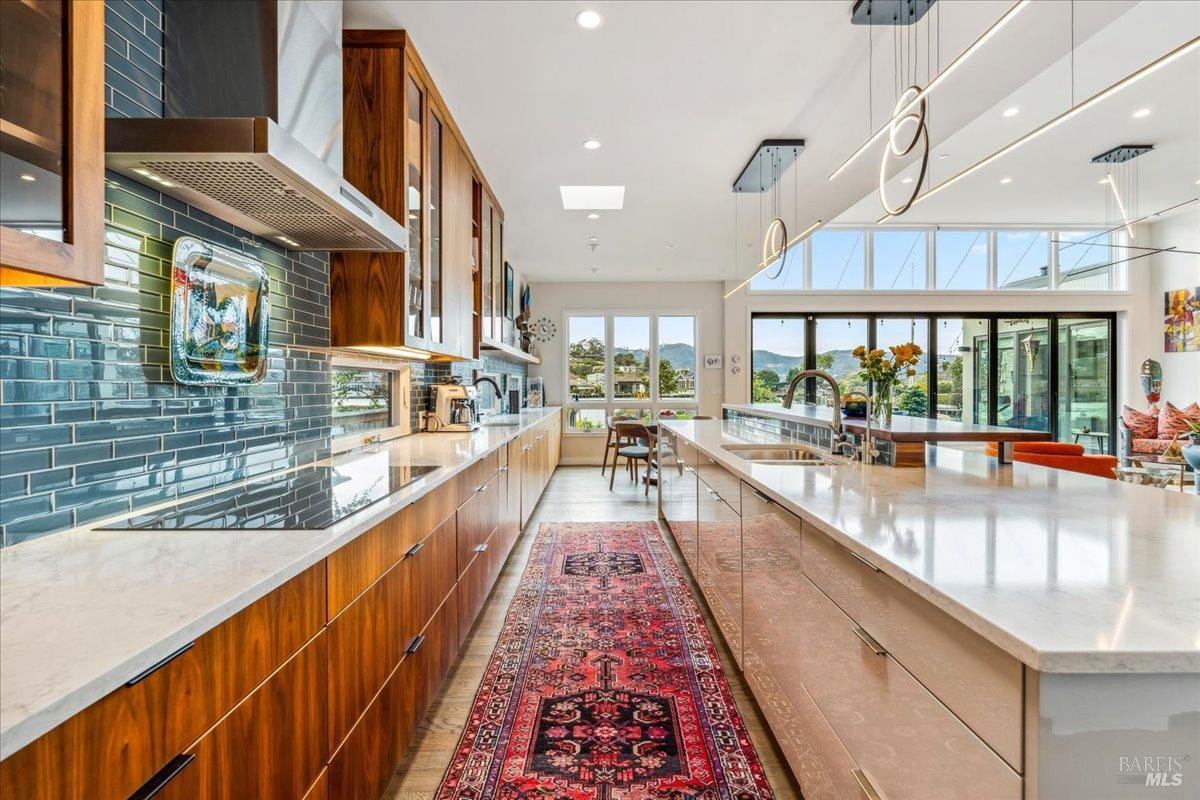 Detail Gallery Image 13 of 72 For 20 Lagoon Rd, Belvedere,  CA 94920 - 4 Beds | 4/1 Baths