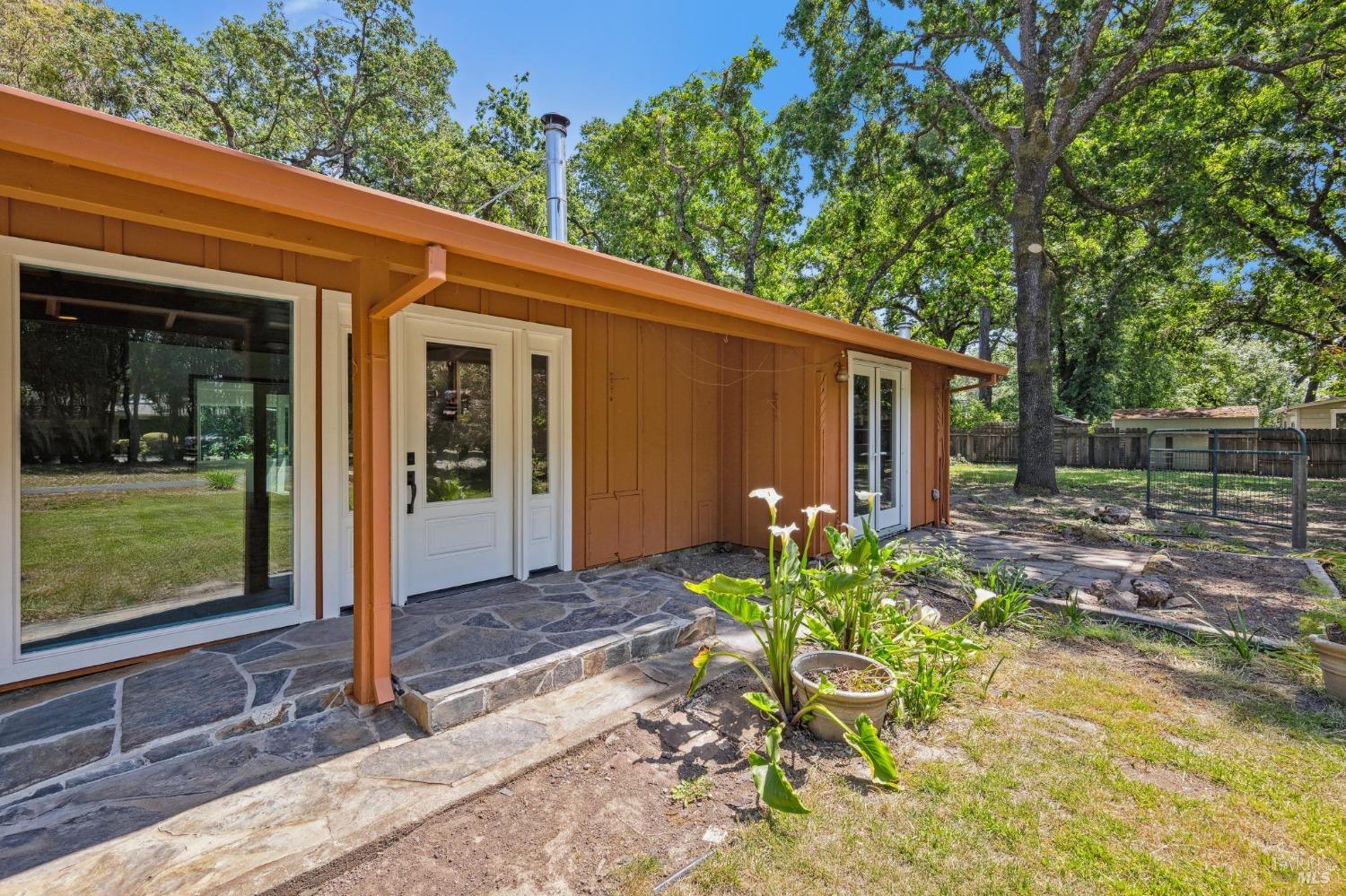 Detail Gallery Image 6 of 30 For 1610 Napa Rd, Sonoma,  CA 95476 - 3 Beds | 3 Baths